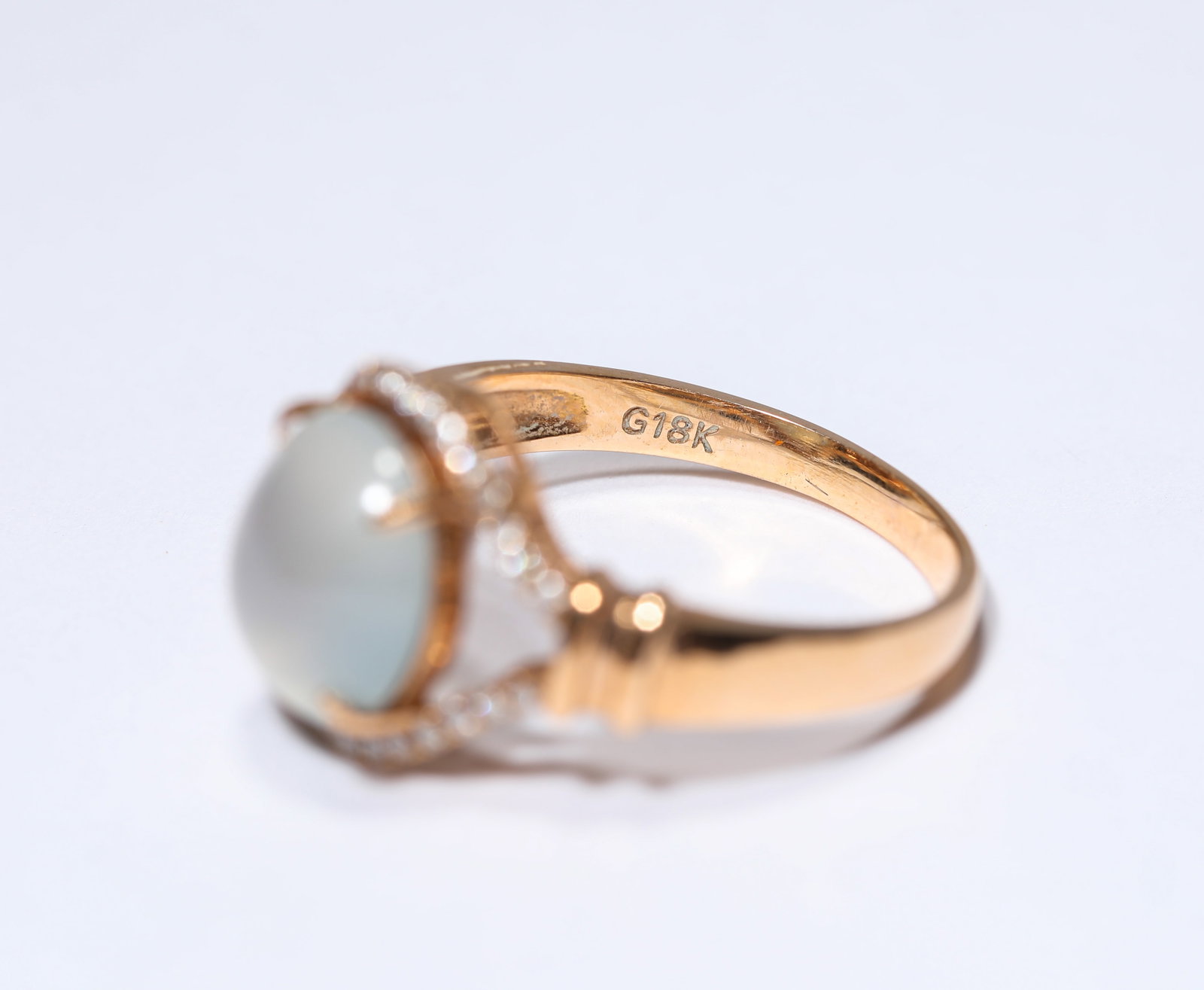 A JADEITE AND GOLD RING - 3
