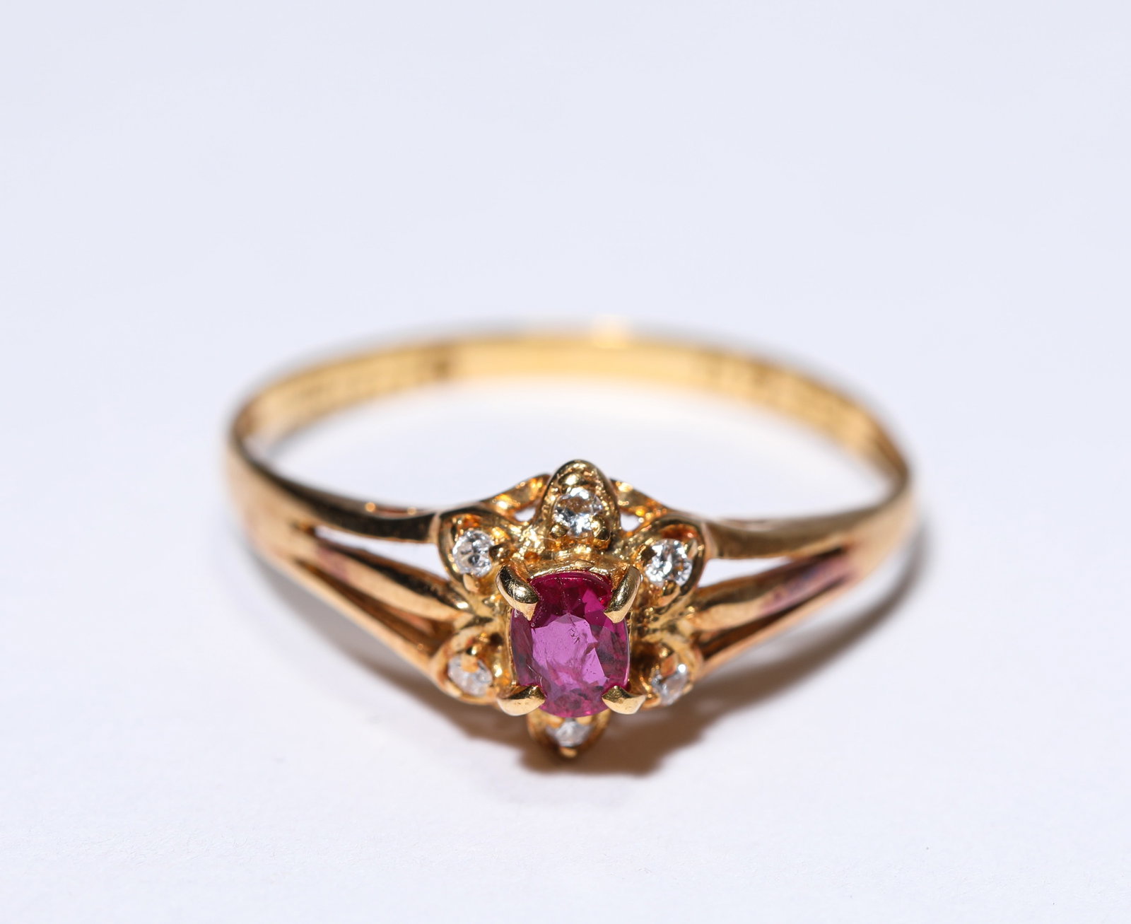 A RUBY AND GOLD RING: A RUBY AND GOLD RING Description: Dimensions: Weight: 1 g. Width: 1.5 cm. All measurements are approximate.