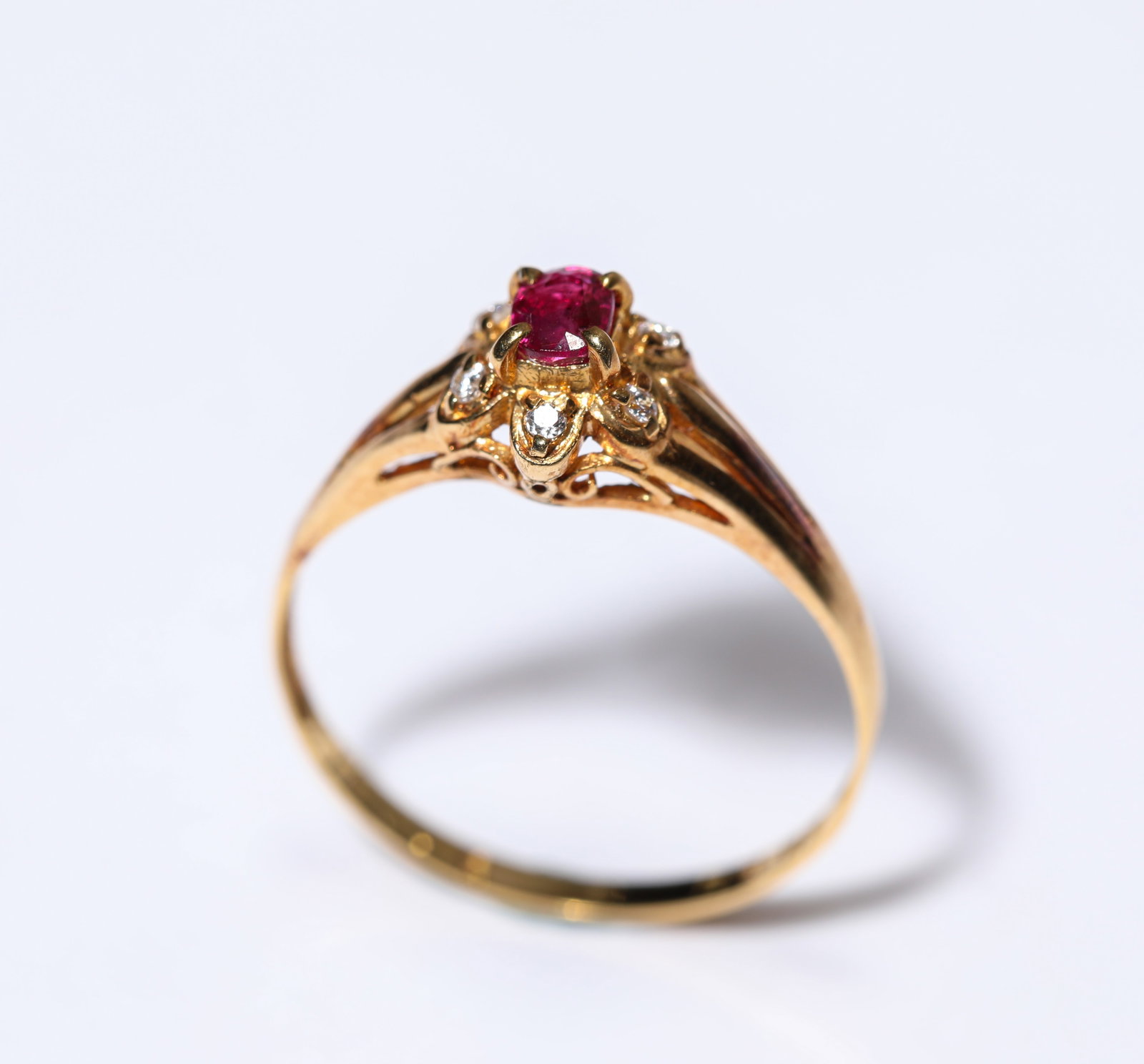 A RUBY AND GOLD RING - 2
