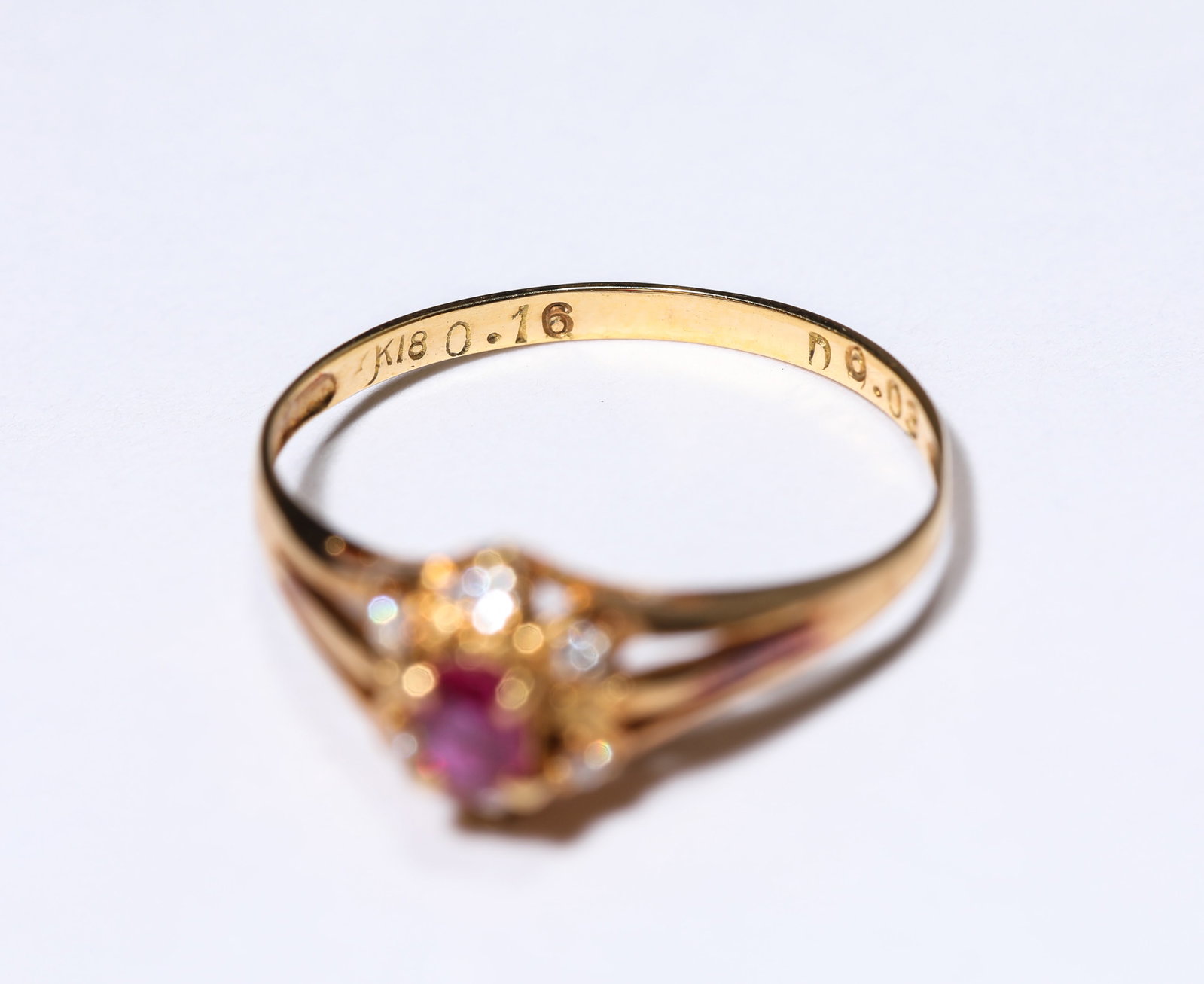 A RUBY AND GOLD RING - 3
