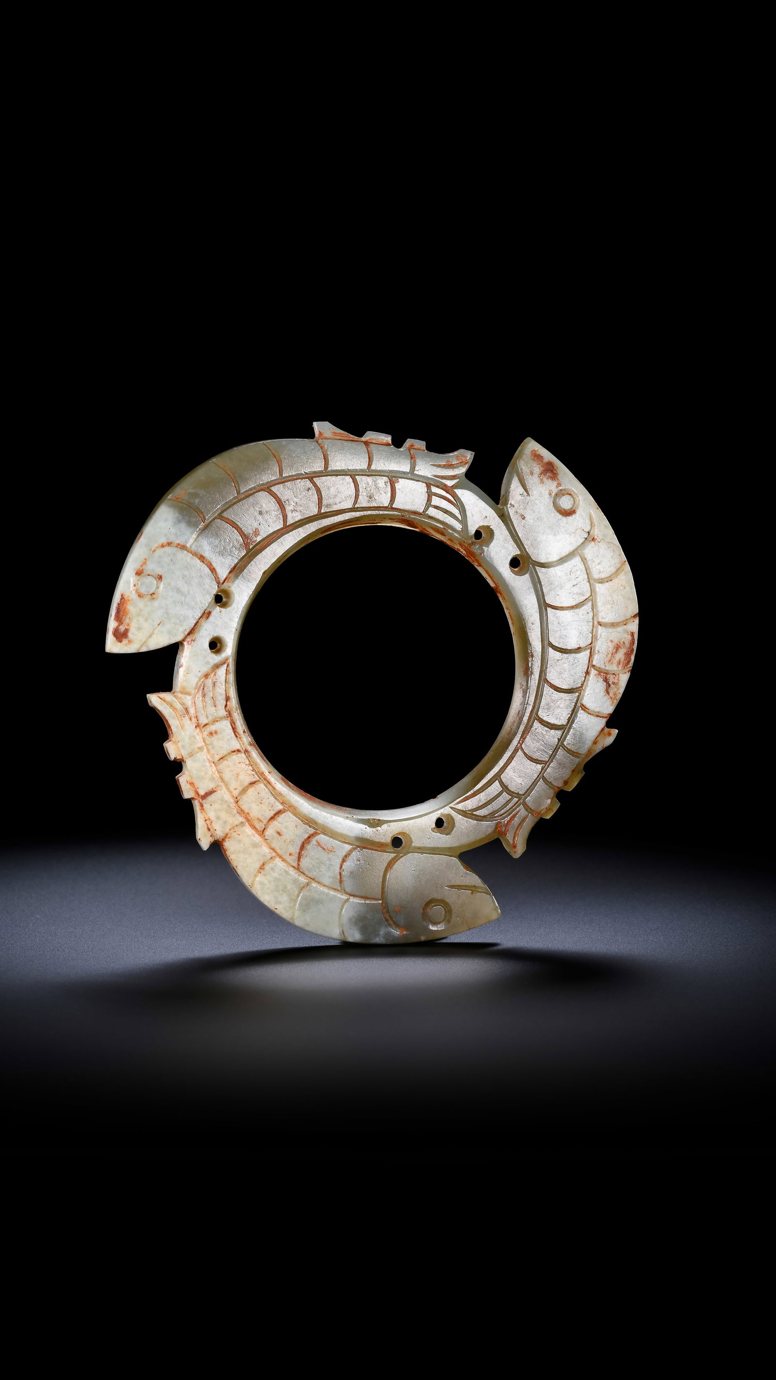 A JADE 'THREE FISH' RING PENDANT - 3