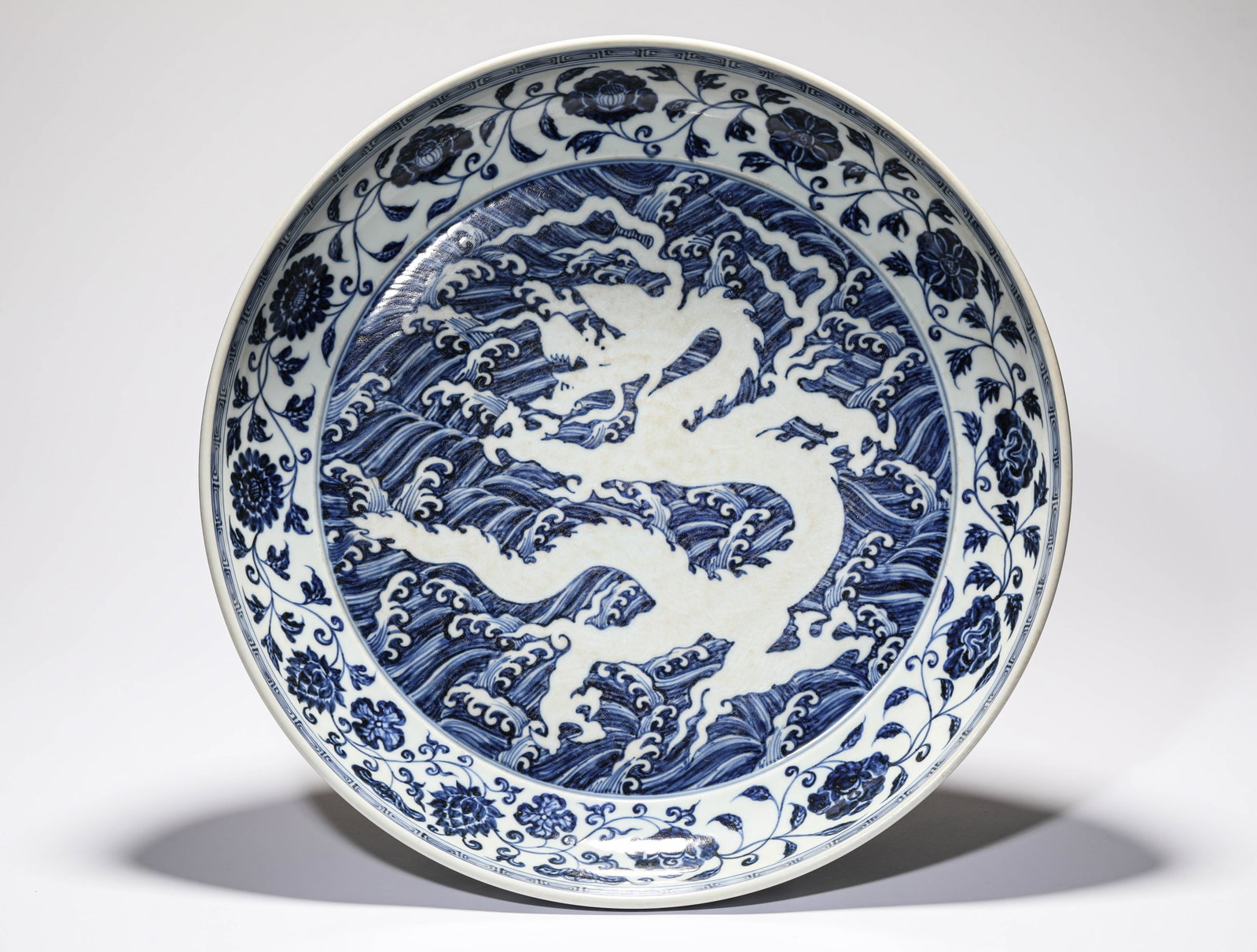 A BLUE AND WHITE 'RESERVED DRAGON' DISH (1 of 6)