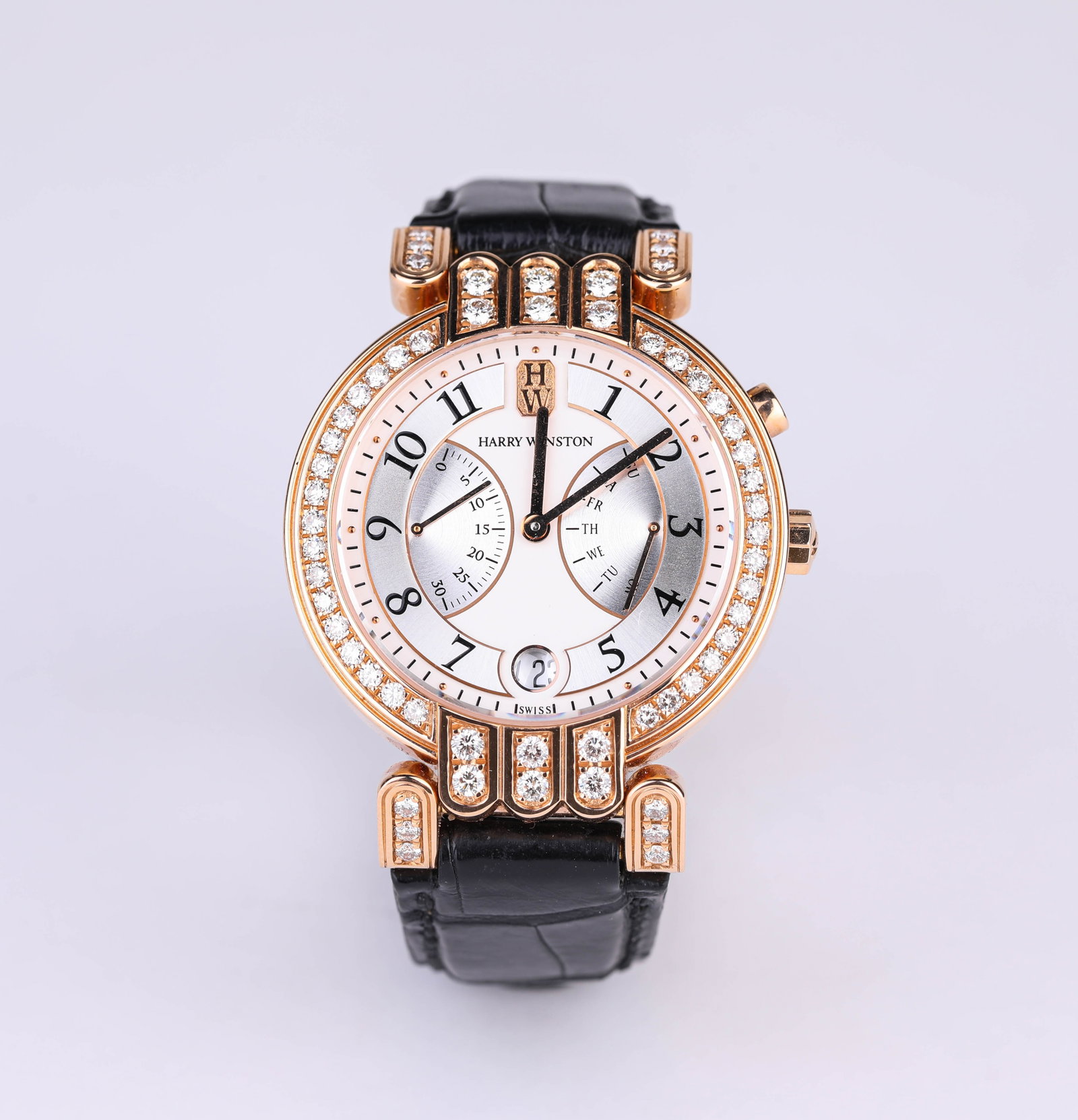 A HARRY WINSTON 18K GOLD AUTOMATIC MECHANICAL WRISTWATCH: A HARRY WINSTON 18K GOLD AUTOMATIC MECHANICAL WRISTWATCH Description: Dimensions: Width: 3.9 cm. All measurements are approximate.