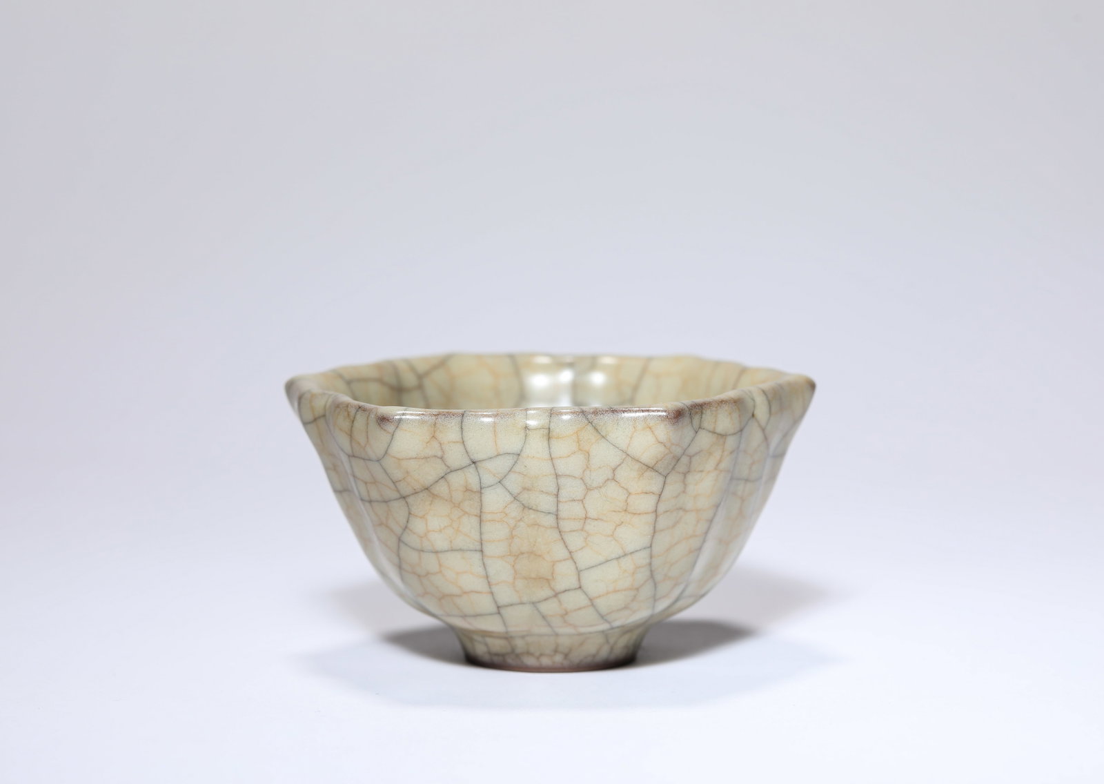 A GE-TYPE 'LOBED-MOUTH' CUP: A GE-TYPE 'LOBED-MOUTH' CUP Description: Dimensions: Length: 8.3 cm x Width: 8 cm x Height: 4.6 cm. All measurements are approximate.