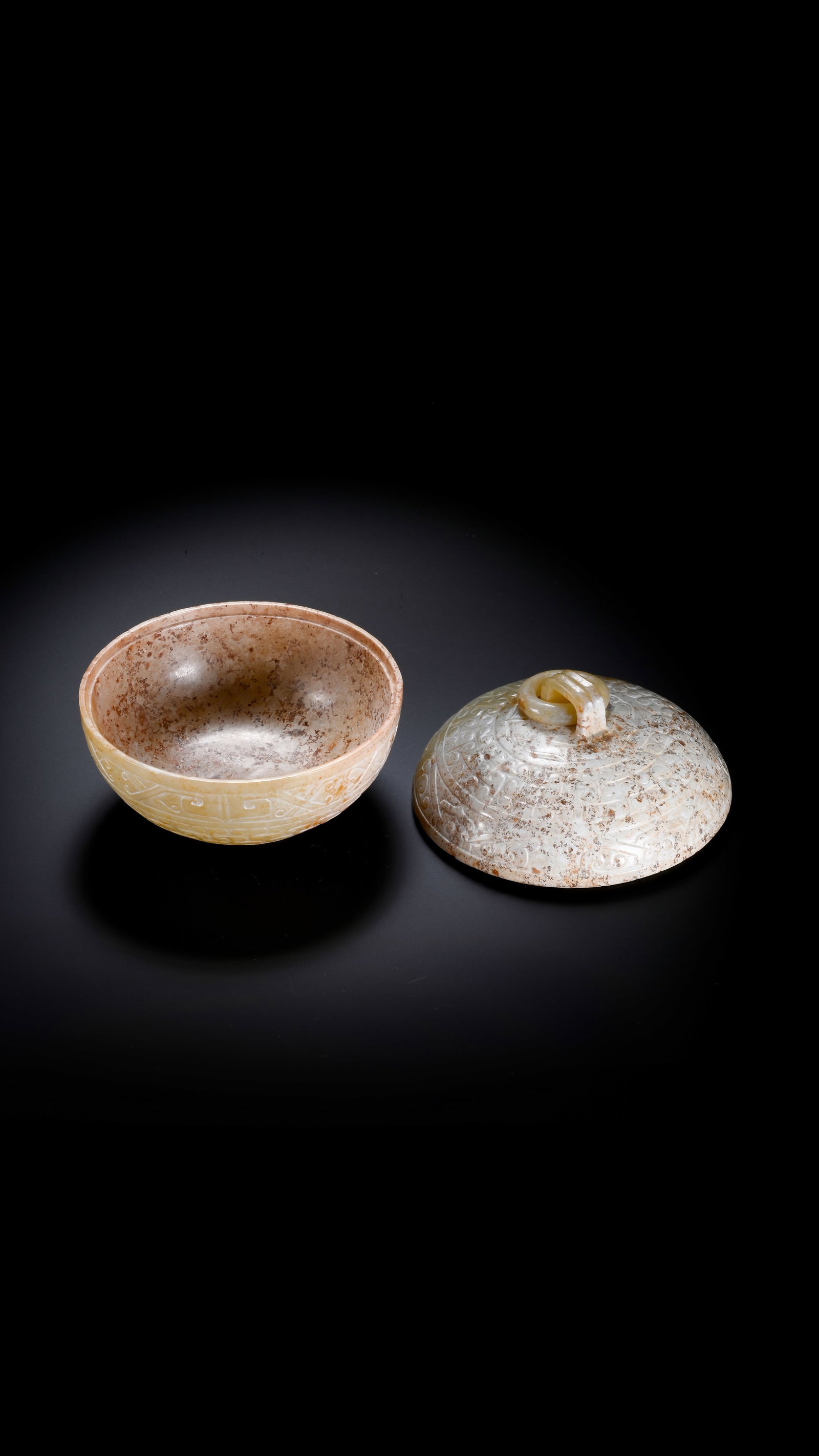 A JADE CIRCULAR BOX - 7