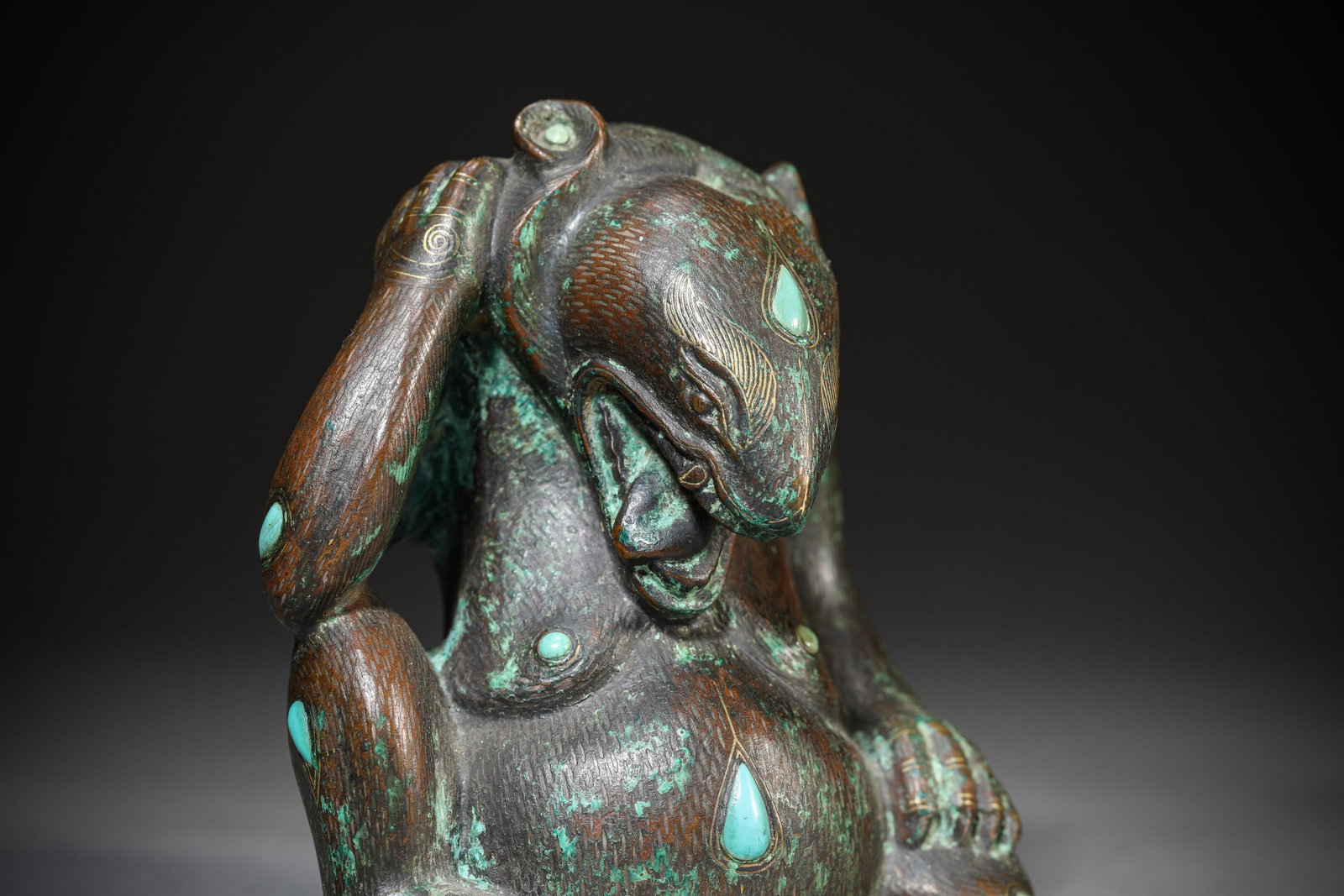 A TURQUOISE-INLAID BRONZE BEAR - 3