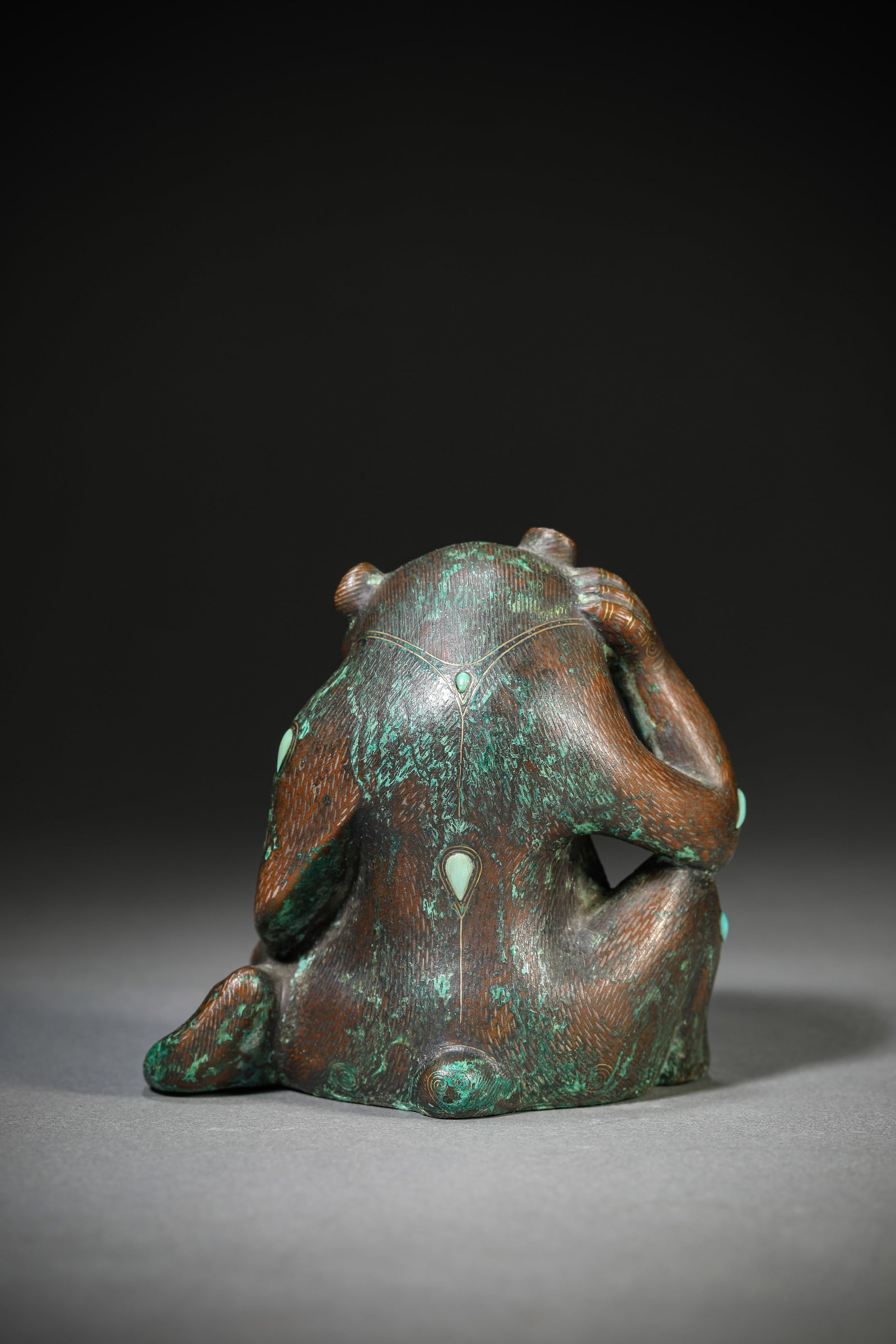 A TURQUOISE-INLAID BRONZE BEAR - 4