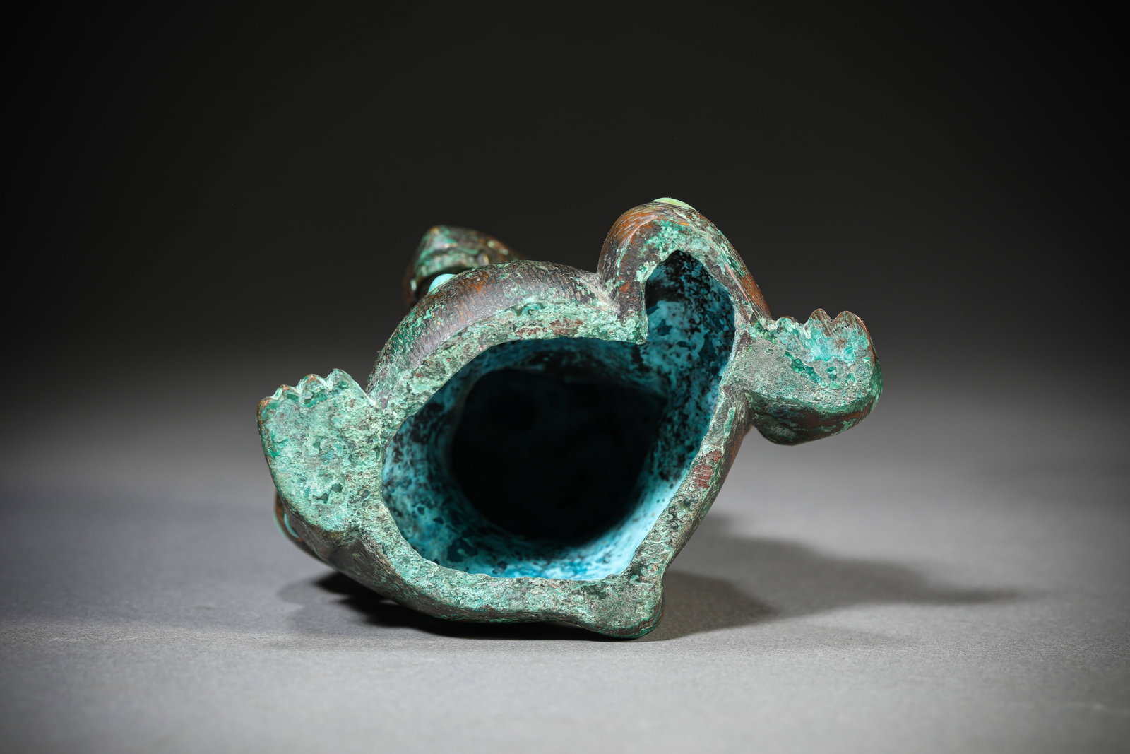 A TURQUOISE-INLAID BRONZE BEAR - 5