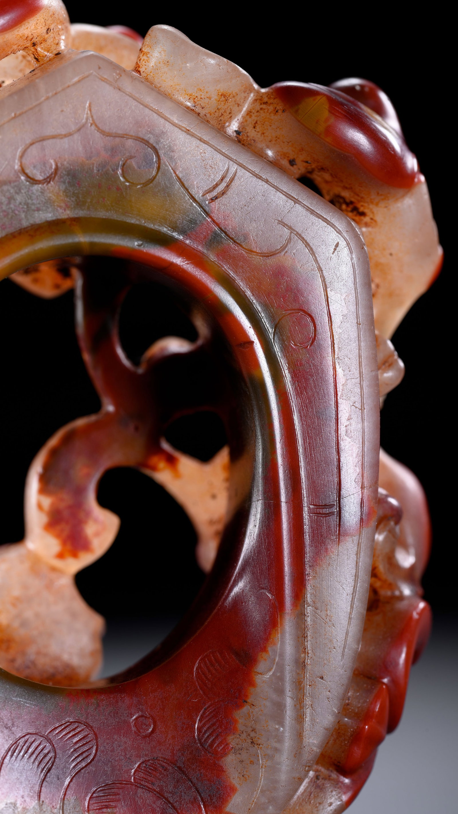 AN AGATE 'OPENWORK CHI-DRAGON' PENDANT - 10
