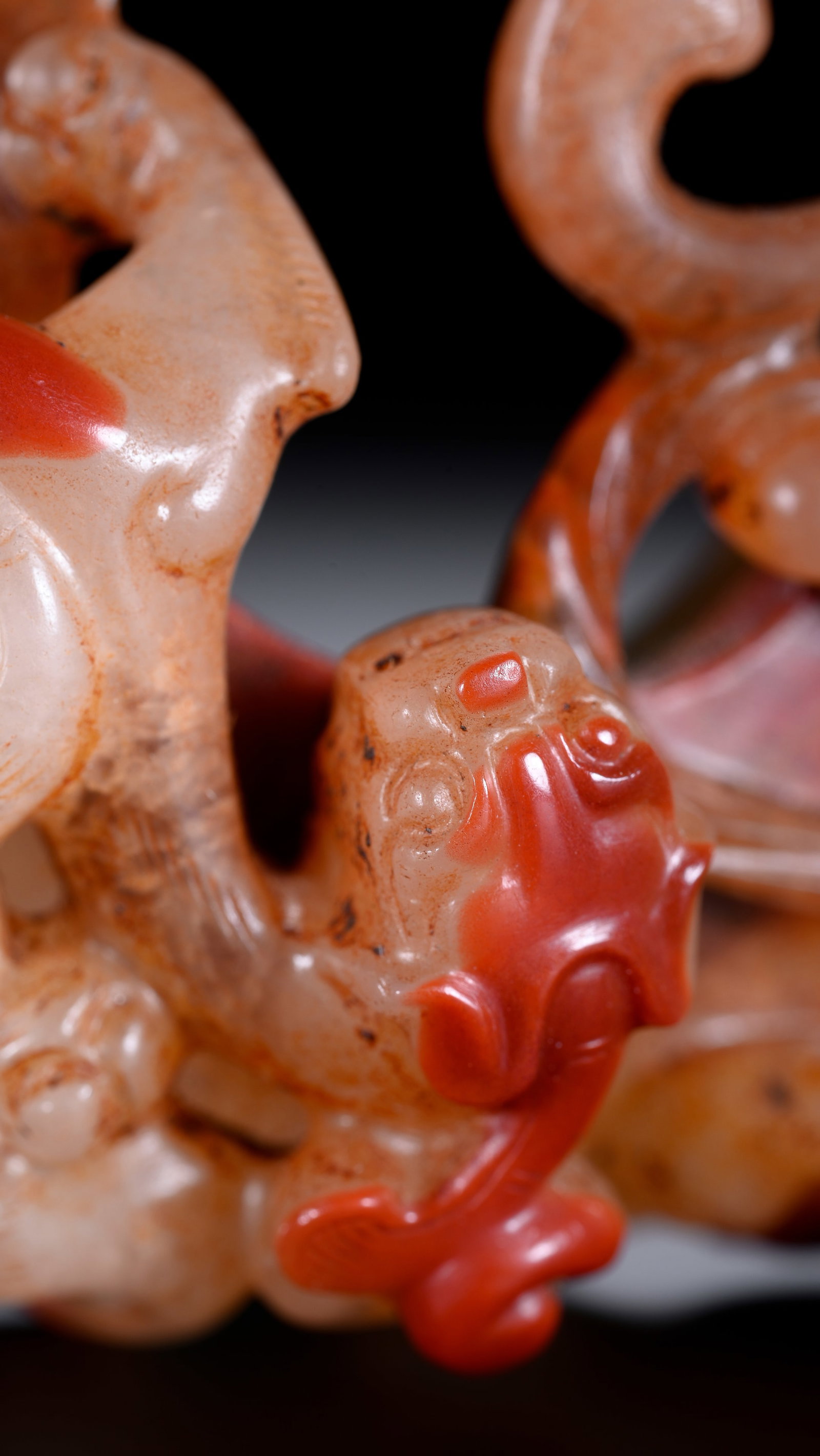 AN AGATE 'OPENWORK CHI-DRAGON' PENDANT - 2