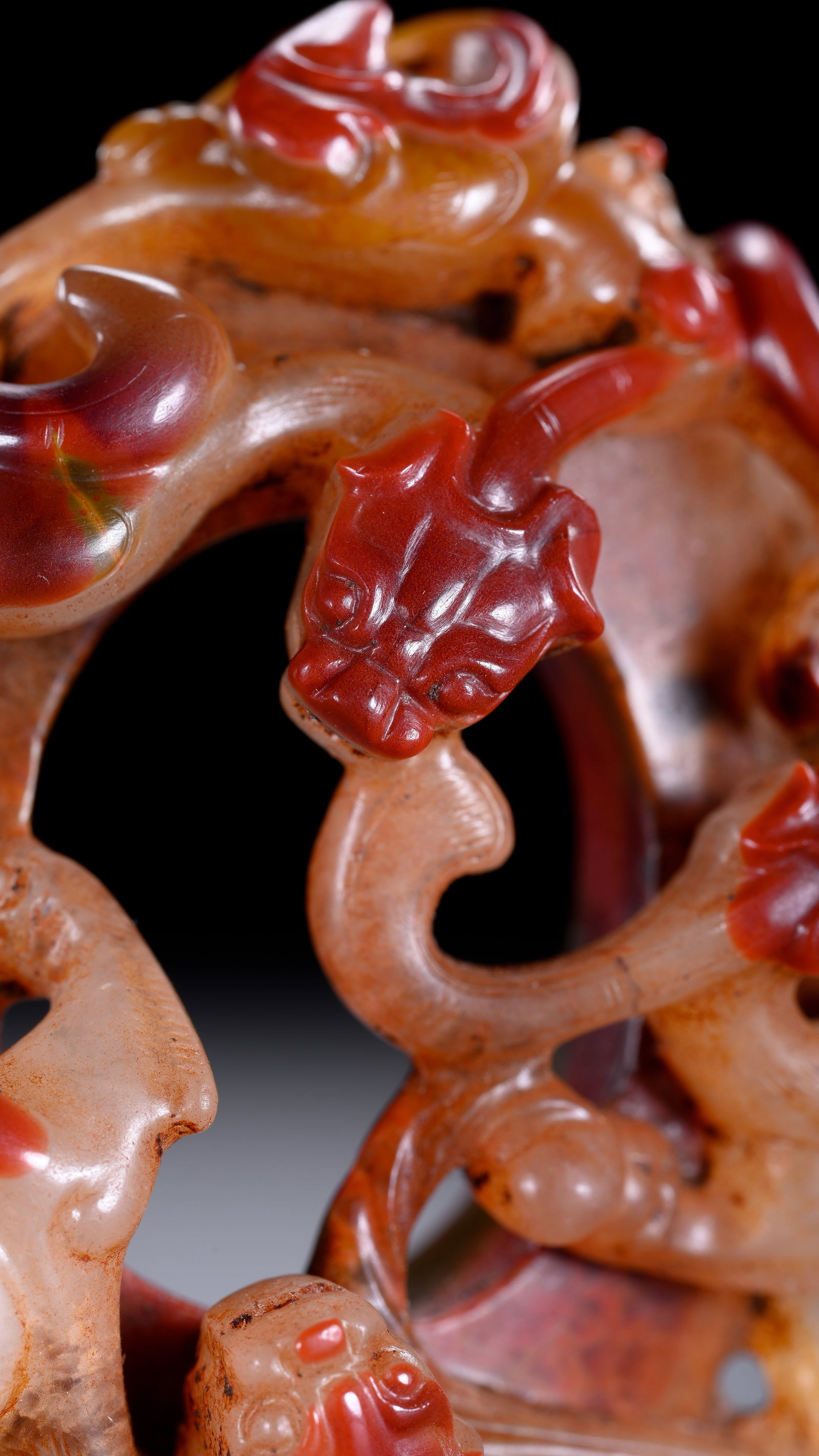 AN AGATE 'OPENWORK CHI-DRAGON' PENDANT - 5