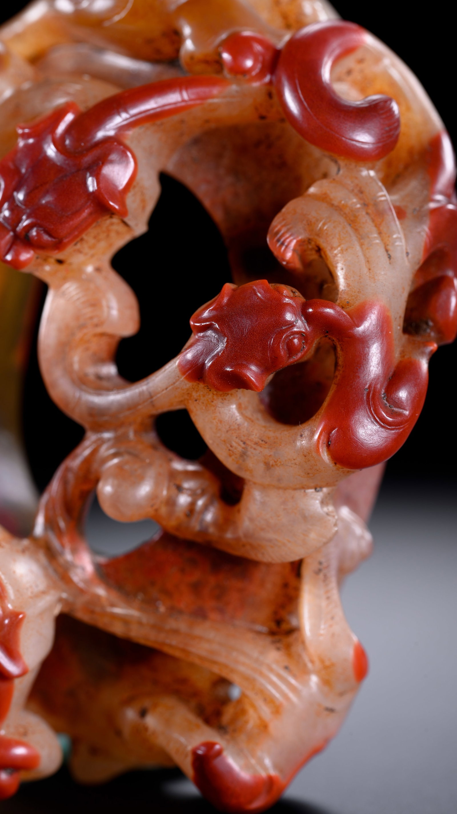 AN AGATE 'OPENWORK CHI-DRAGON' PENDANT - 7