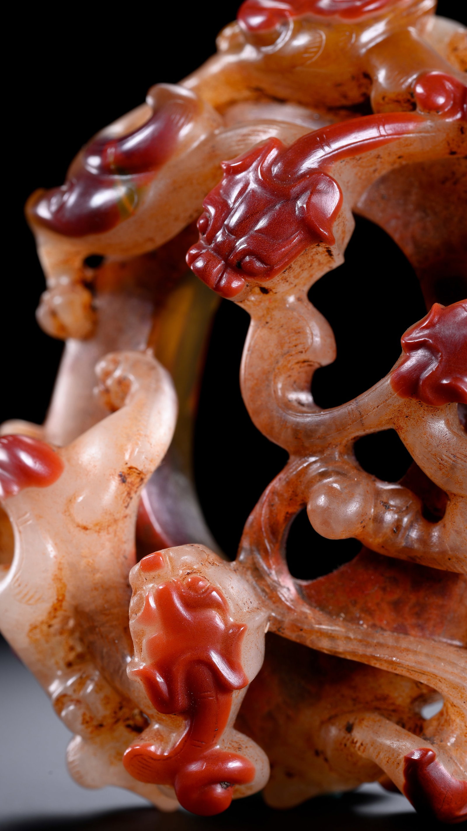 AN AGATE 'OPENWORK CHI-DRAGON' PENDANT - 8