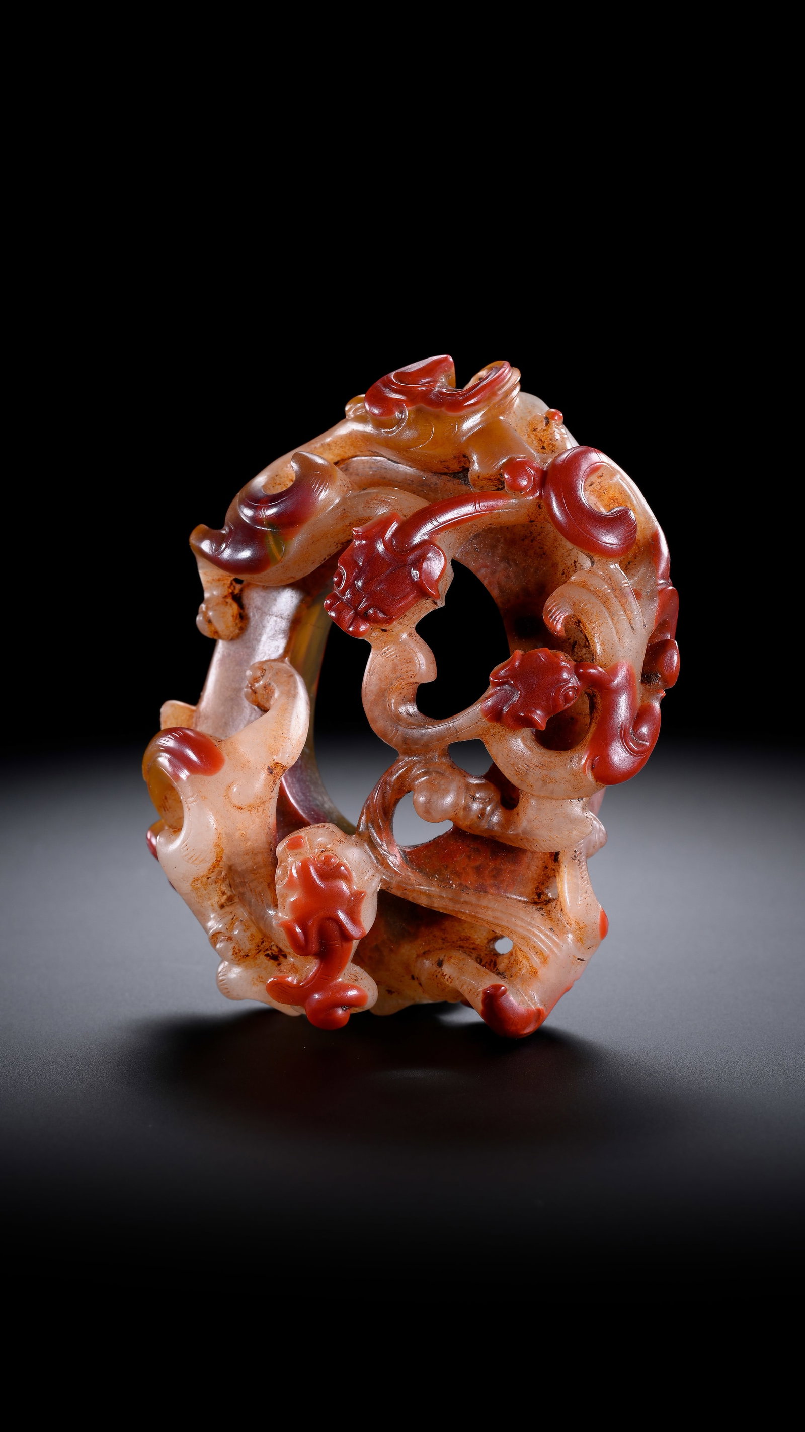 AN AGATE 'OPENWORK CHI-DRAGON' PENDANT - 9