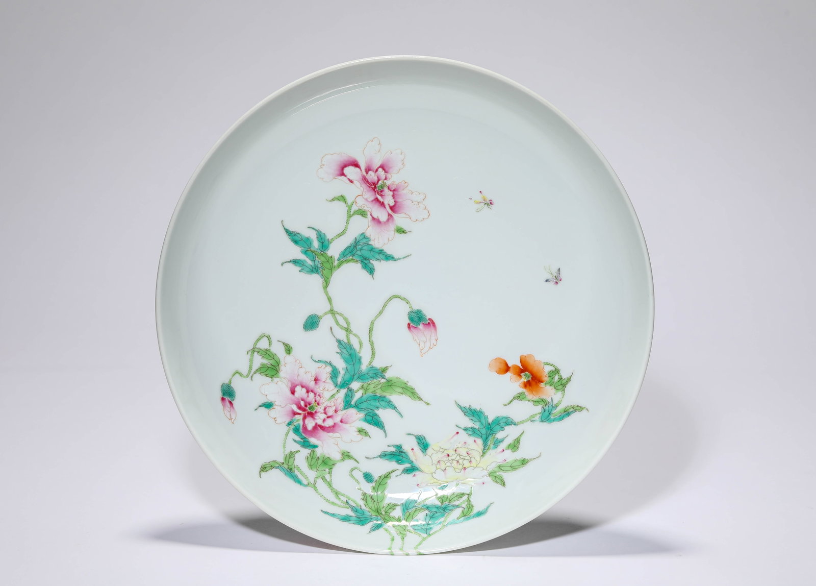 A FAMILLE-ROSE 'BUTTERFLIES AMONG FLOWERS' DISH: A FAMILLE-ROSE 'BUTTERFLIES AMONG FLOWERS' DISH Description: Dimensions: Width: 24 cm x Height: 4.5 cm. All measurements are approximate.