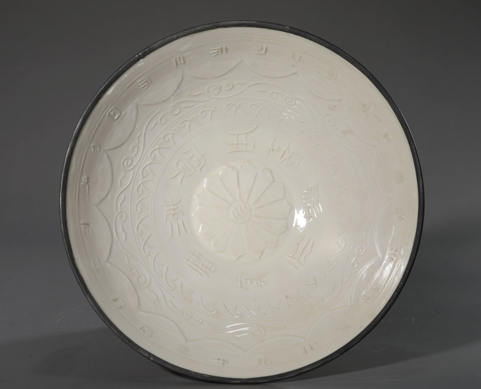 A DING-TYPE DISH: A DING-TYPE DISH Description: Dimensions: Width: 21 cm x Height: 6.5 cm. All measurements are approximate.