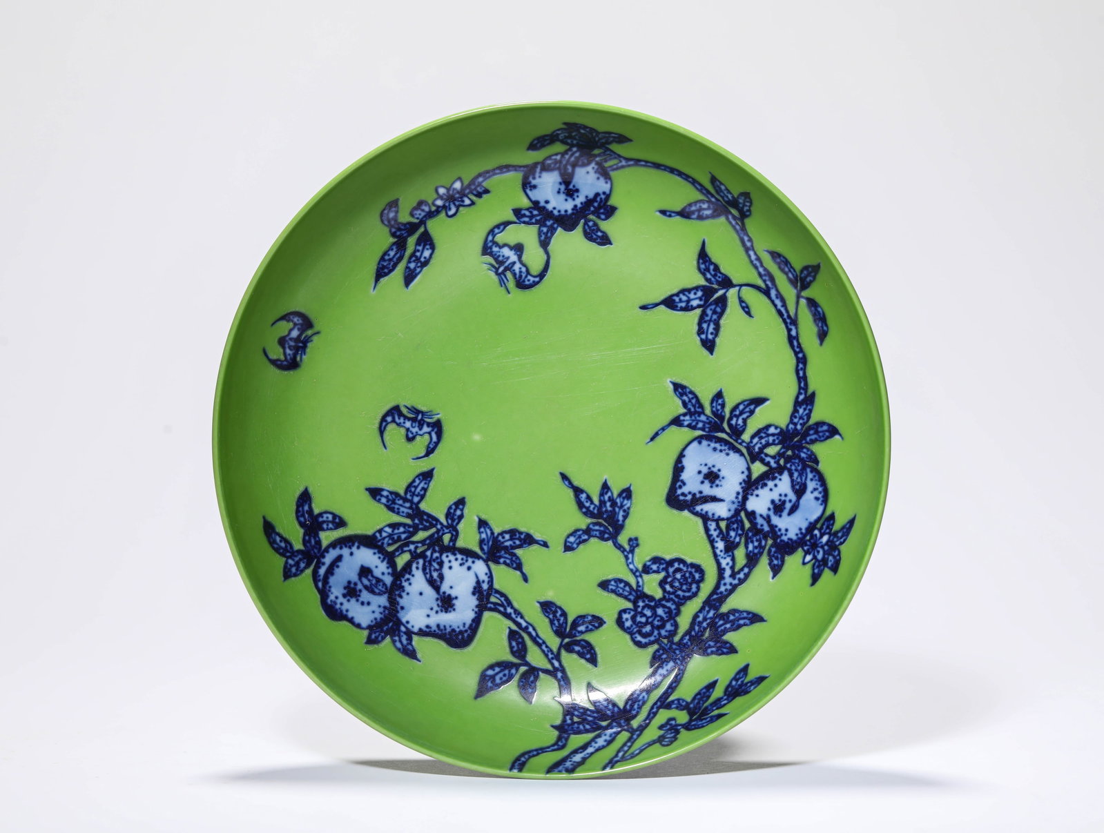 A GREEN-GLAZED AND BLUE AND WHITE 'BAT AND SHOU' DISH (1 of 4)