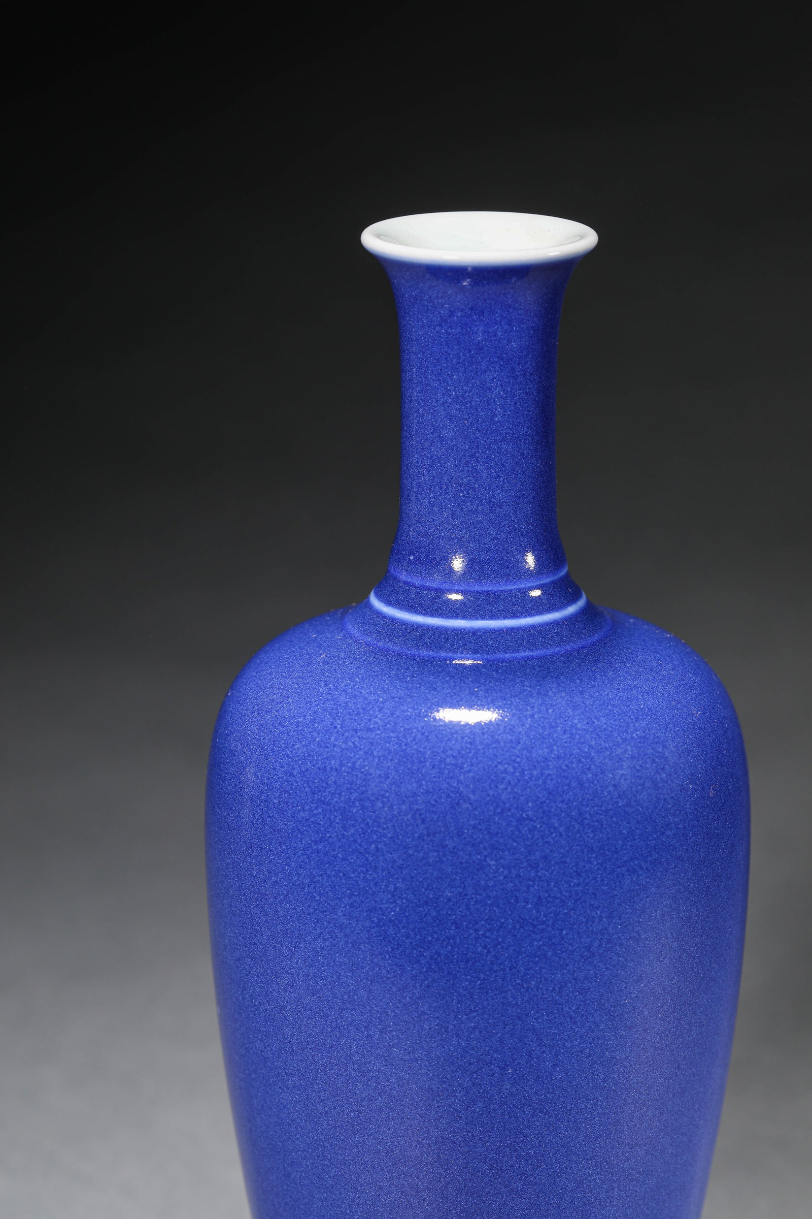 A JI BLUE GLAZED WILLOW LEAF VASE - 2