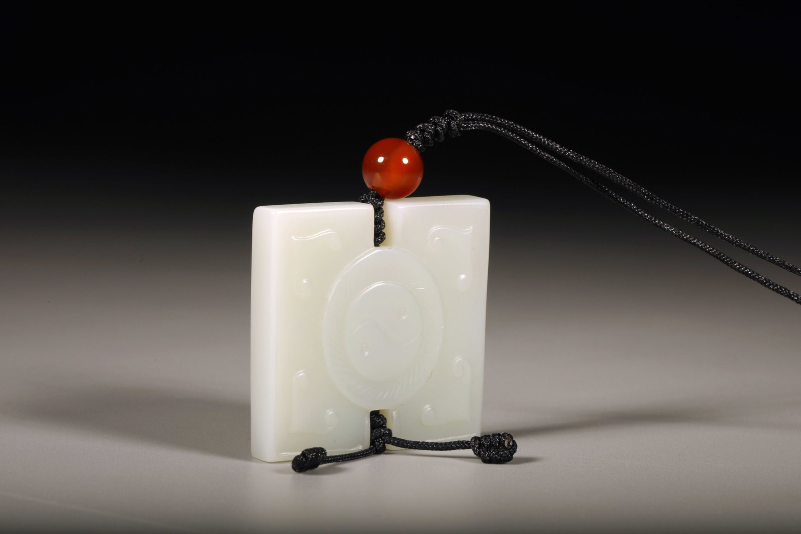 A WHITE JADE 'EIGHT TRIGRAMS' PENDANT - 3