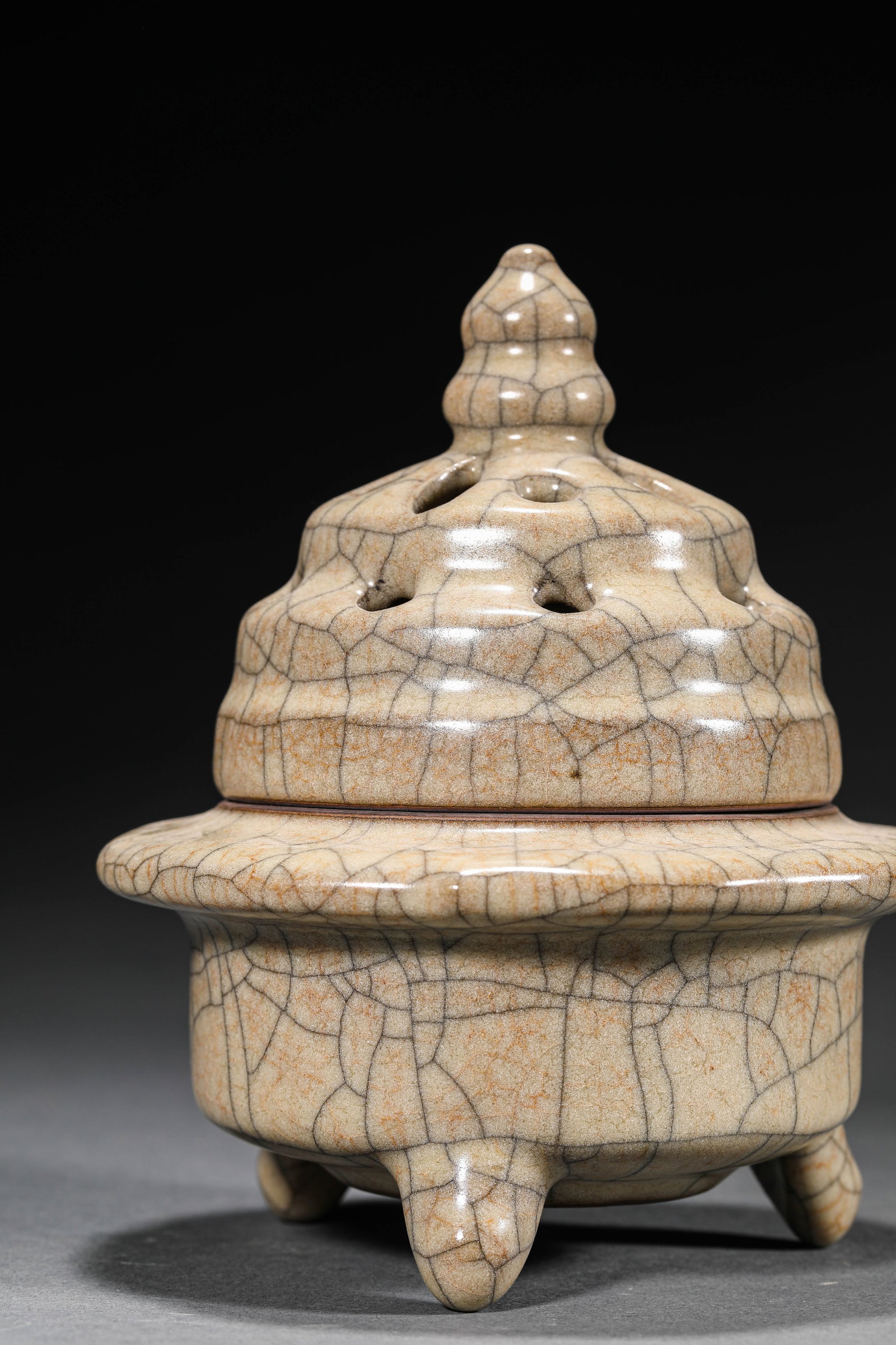 A GE WARE THREE-LEGGED INCENSE BURNER - 4