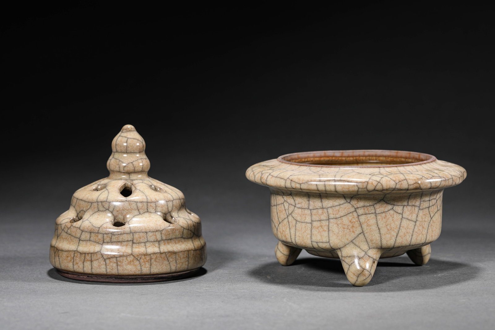 A GE WARE THREE-LEGGED INCENSE BURNER - 5