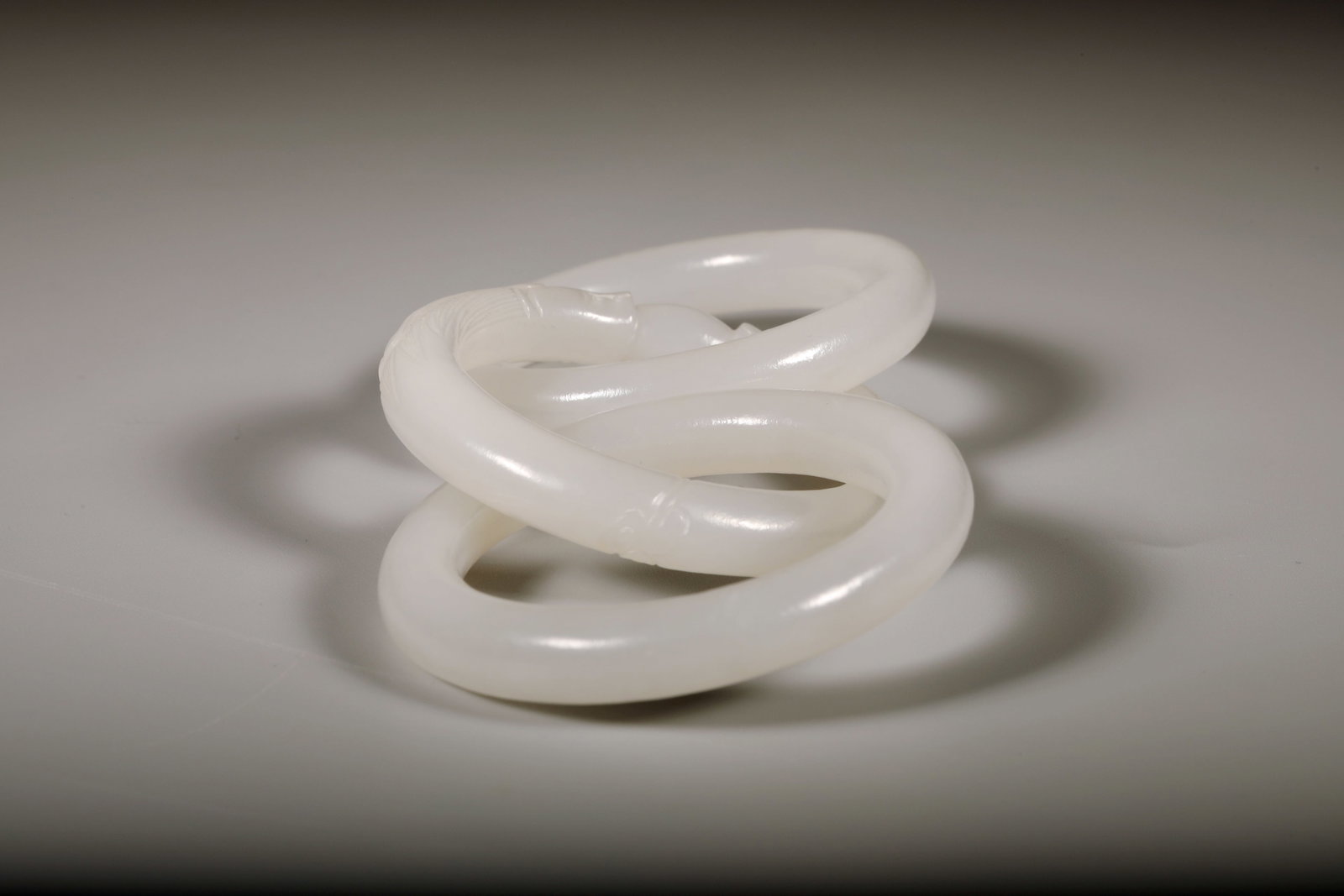 A WHITE JADE 'TWO DRAGONS PLAYING WITH A PEARL' INTERLOCKING RING - 3