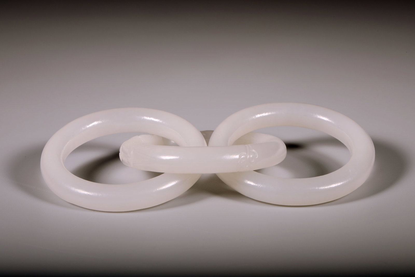 A WHITE JADE 'TWO DRAGONS PLAYING WITH A PEARL' INTERLOCKING RING - 4