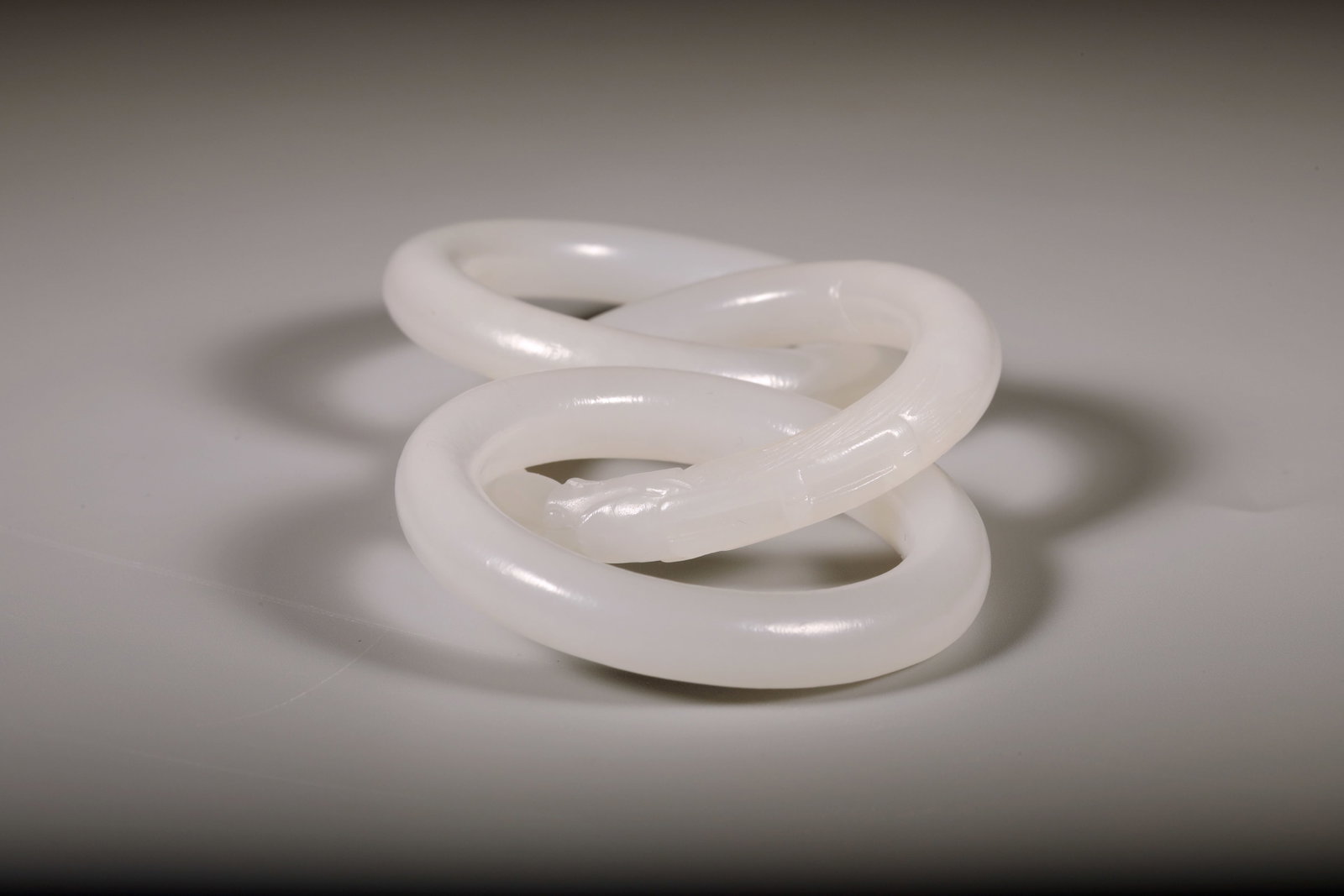 A WHITE JADE 'TWO DRAGONS PLAYING WITH A PEARL' INTERLOCKING RING - 5