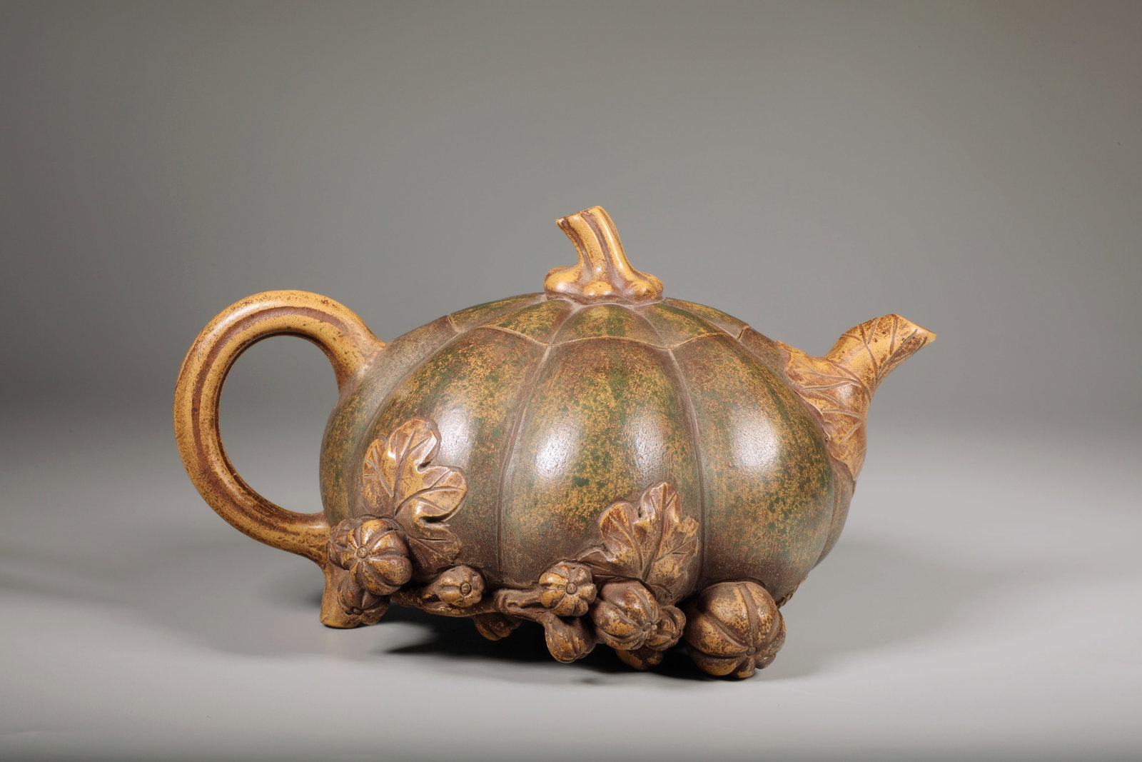 A YIXING CLAY 'PUMPKIN' TEAPOT - 3