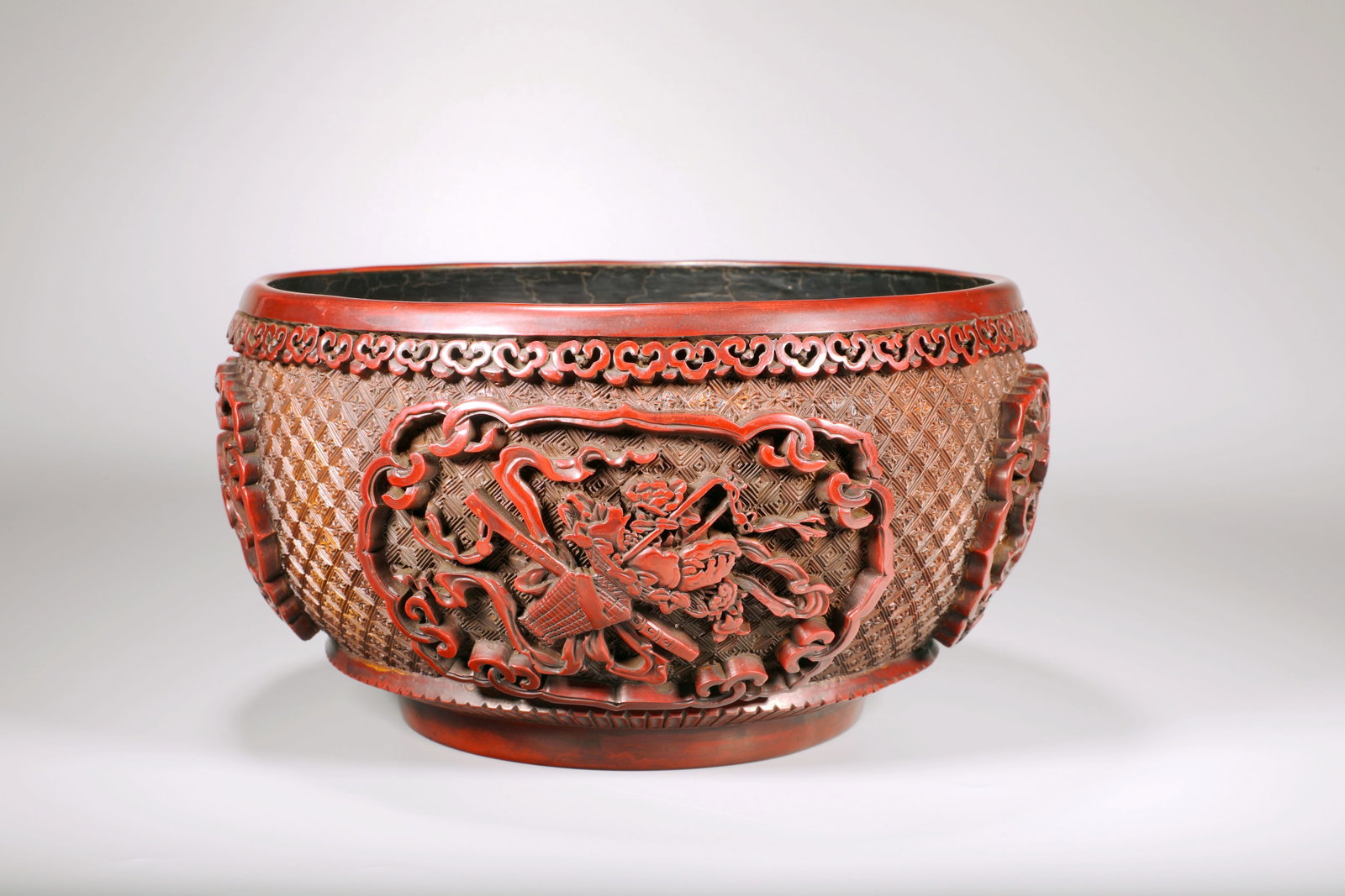 A LACQUER BOWL WITH EIGHT BUDDHIST EMBLEMS: A LACQUER BOWL WITH EIGHT BUDDHIST EMBLEMS Size:Height:14.6cm,Diam:26cm