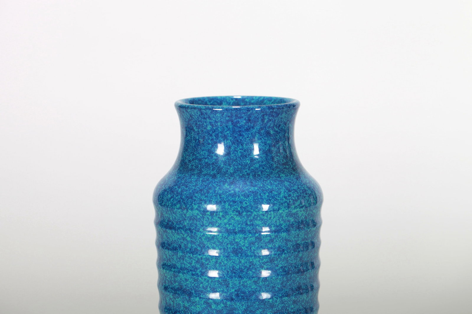 A ROBIN'S EGG-GLAZED BOTTLE VASE WITH BOW-STRING BANDS - 3