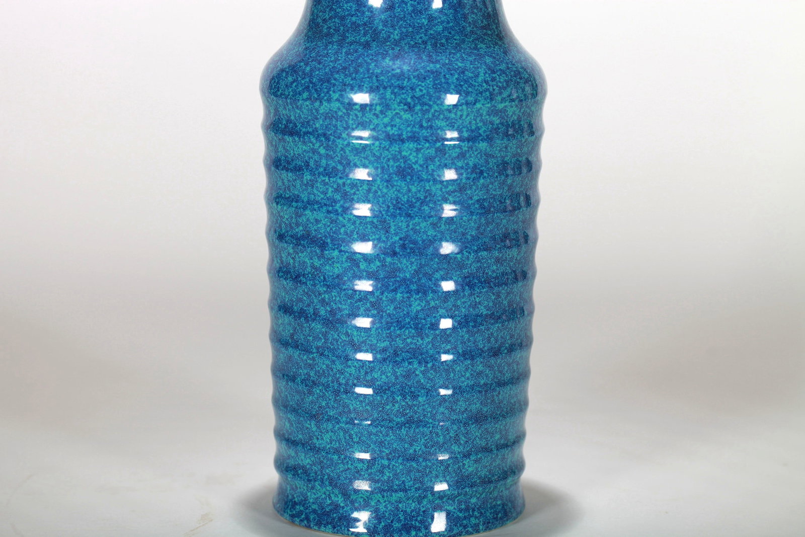 A ROBIN'S EGG-GLAZED BOTTLE VASE WITH BOW-STRING BANDS - 4