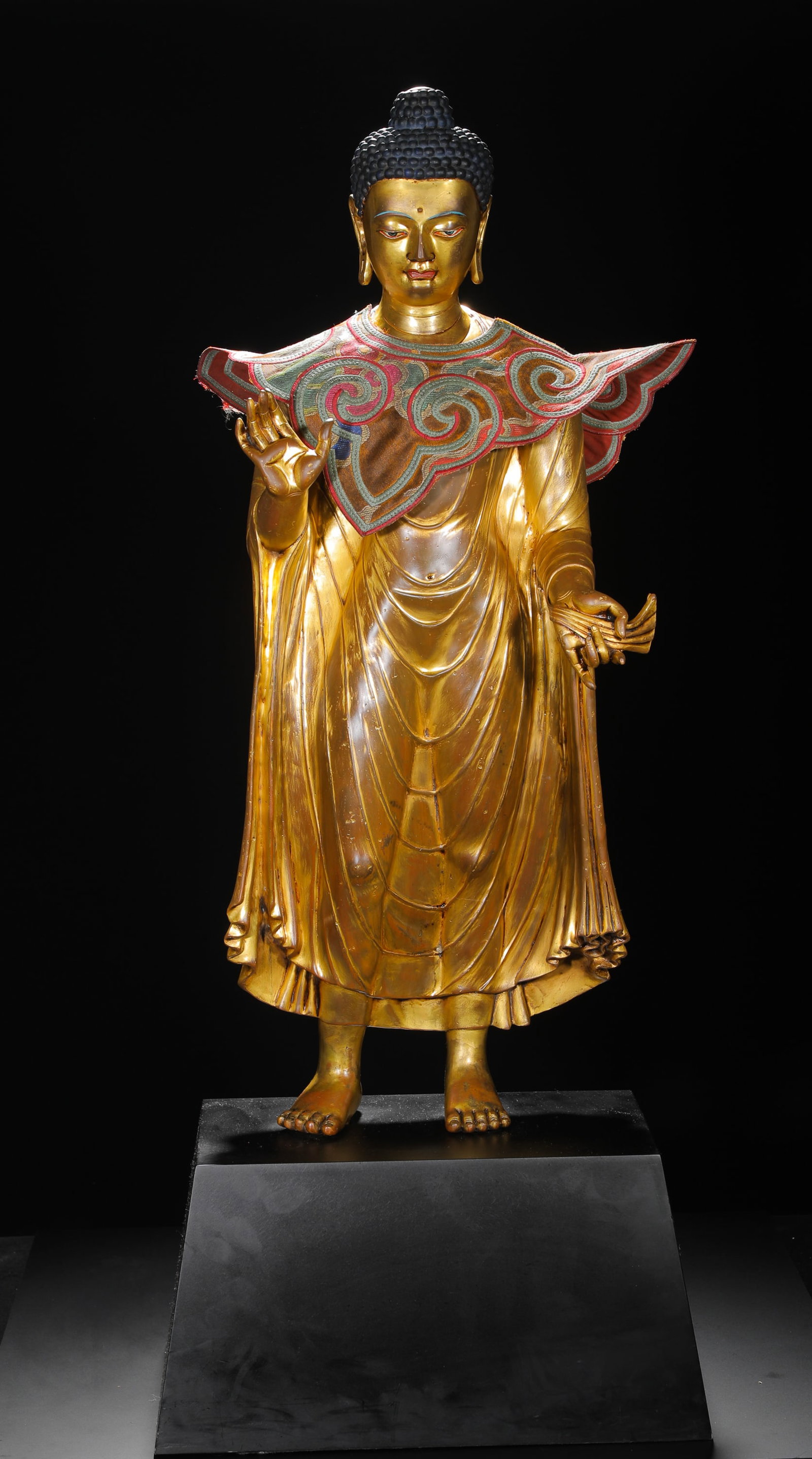 A GILDED BRONZE STANDING STATUE OF SAKYAMUNI BUDDHA: A GILDED BRONZE STANDING STATUE OF SAKYAMUNI BUDDHA (72 x 26cm,Weight:17950g)