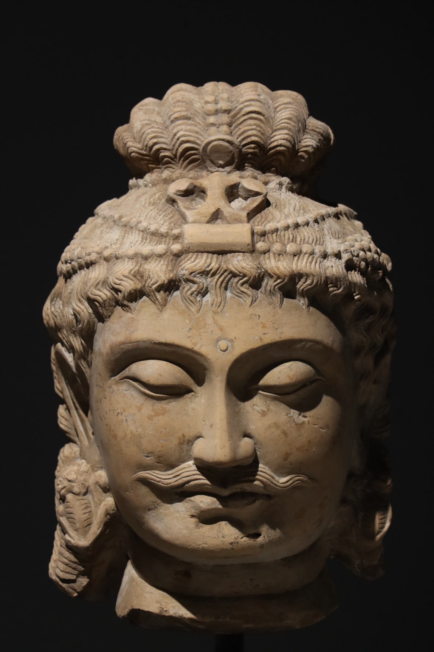 3RD CENTURY GANDHARA STONE BUDDHA HEAD: 3RD CENTURY GANDHARA STONE BUDDHA HEAD (50 x 33cm)