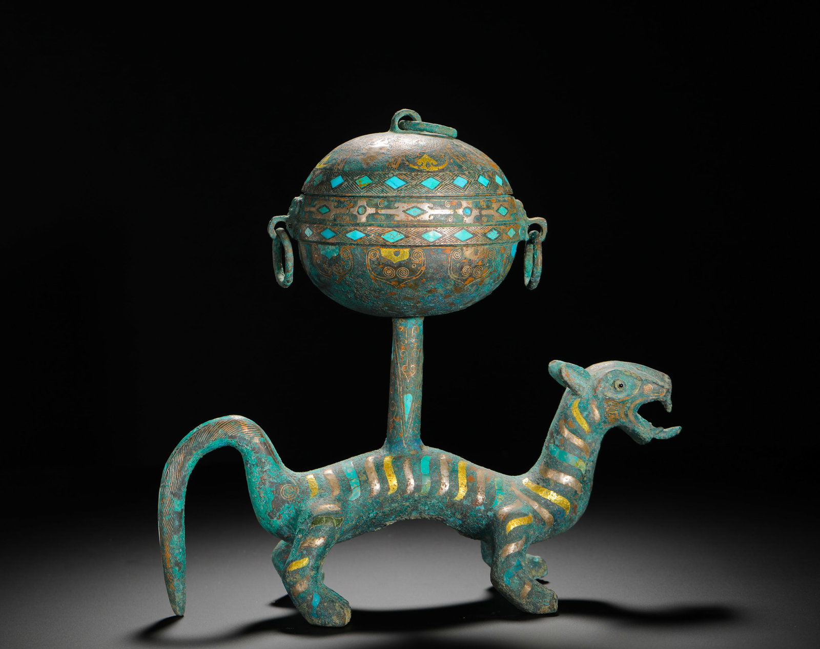 A BRONZE INCENSE BURNER IN THE SHAPE OF A TIGER: A BRONZE INCENSE BURNER IN THE SHAPE OF A TIGER (25 x 26.5cm,Weight:2310g)