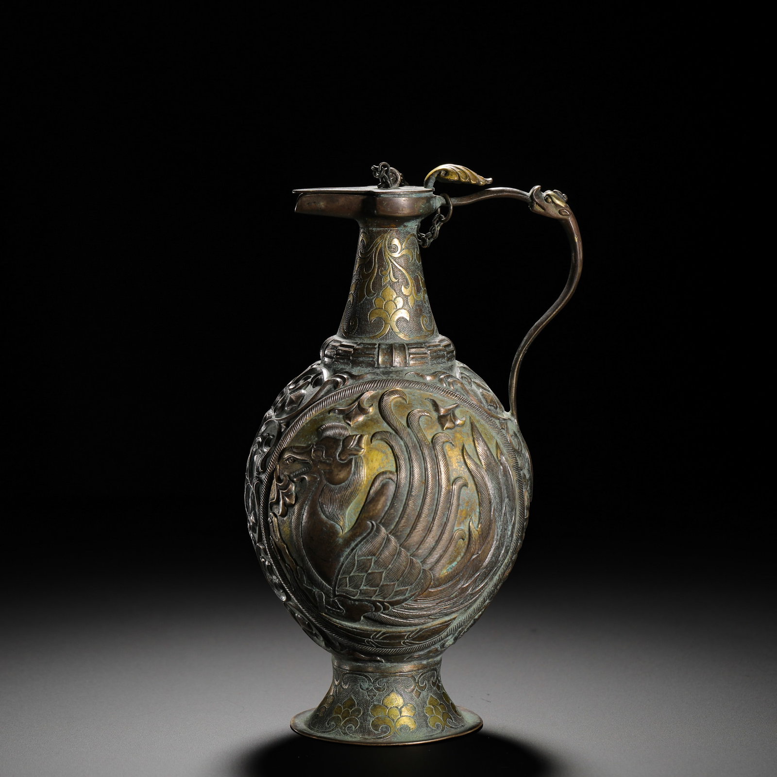 A GILDED SILVER TEAPOT: A GILDED SILVER TEAPOT (20 x 12cm,Weight:440g)