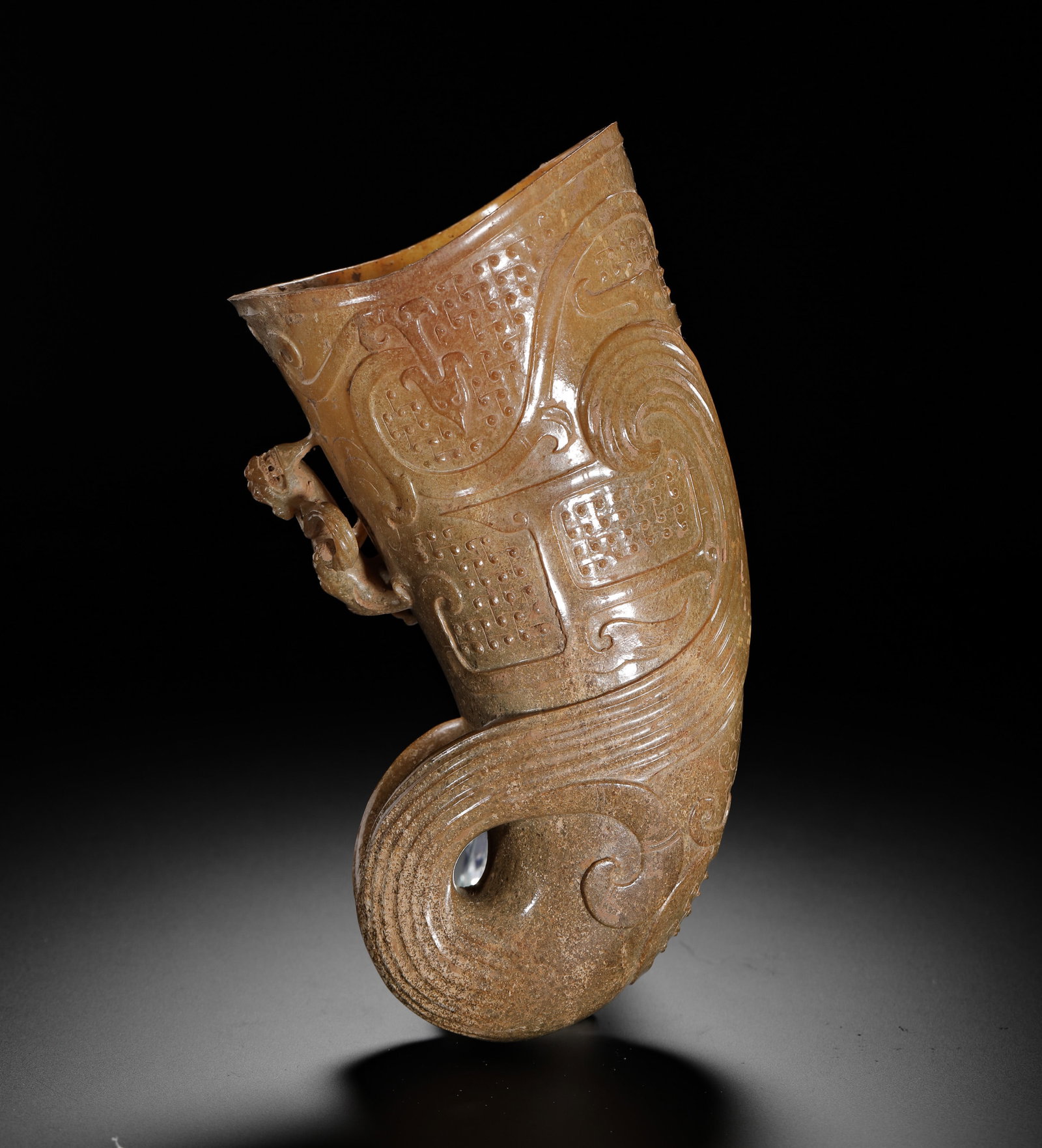 HORN-SHAPED CUP WITH JADE PHOENIX PATTERN: HORN-SHAPED CUP WITH JADE PHOENIX PATTERN (17.5 x 10cm,Weight:890g)