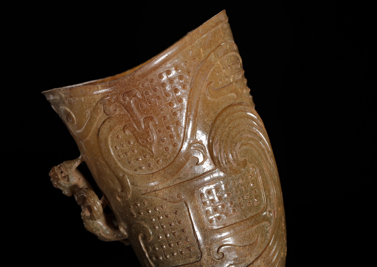 HORN-SHAPED CUP WITH JADE PHOENIX PATTERN - 2