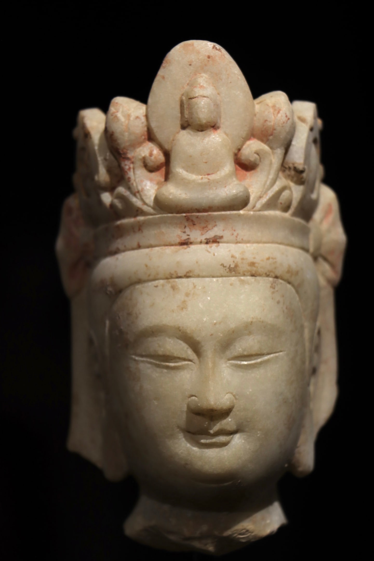 A WHITE MARBLE BUDDHA HEAD: A WHITE MARBLE BUDDHA HEAD (15cm)