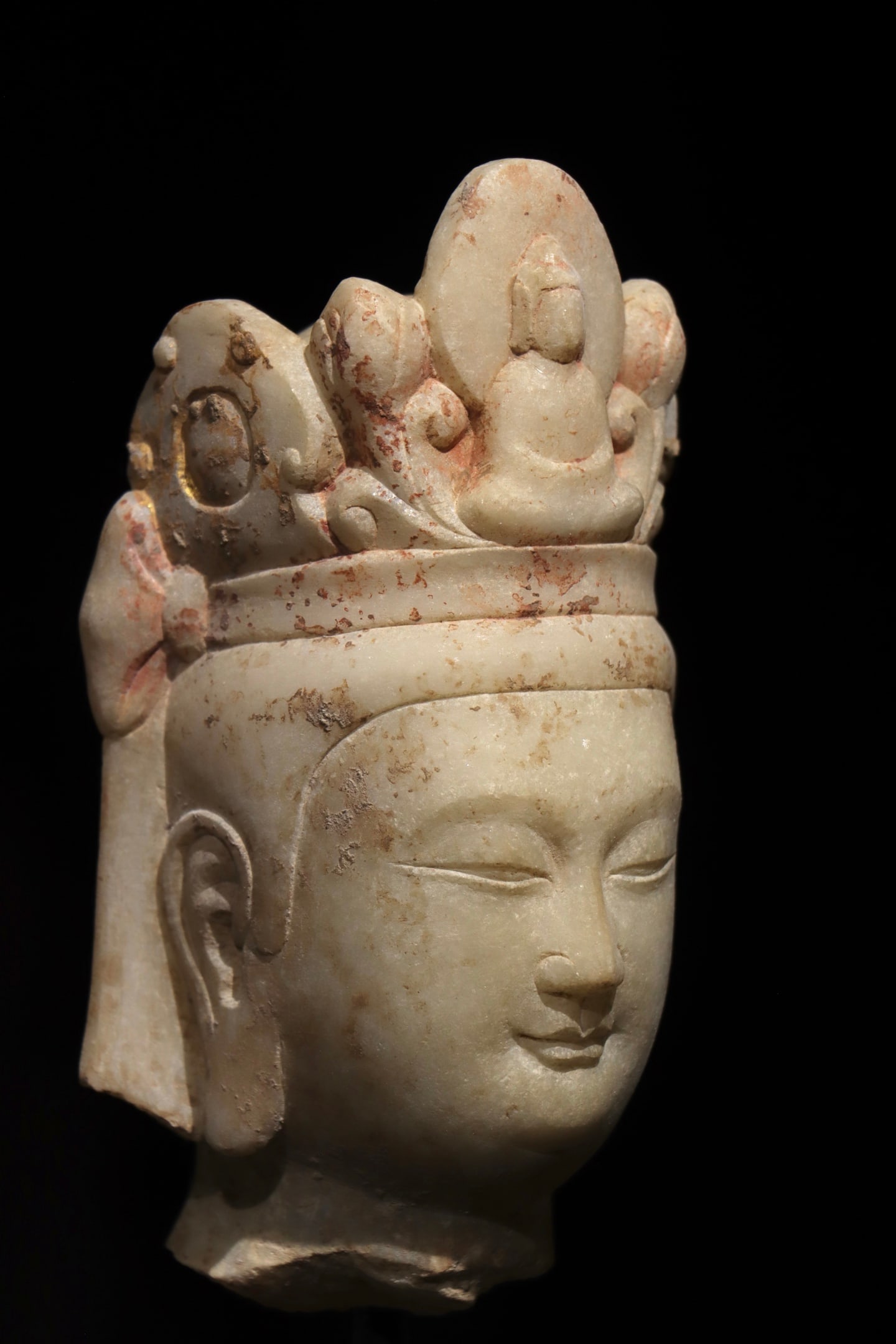 A WHITE MARBLE BUDDHA HEAD - 3