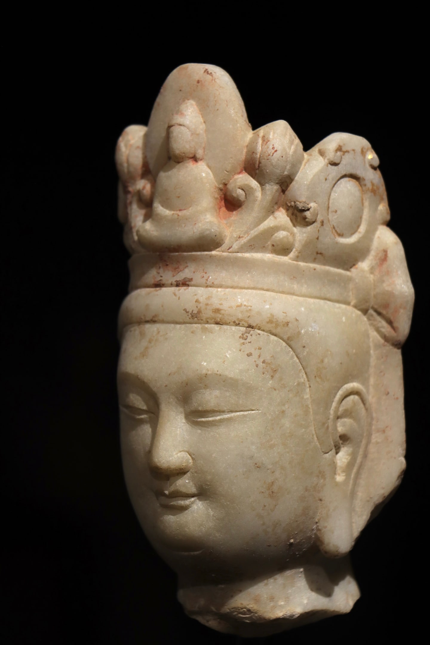 A WHITE MARBLE BUDDHA HEAD - 4