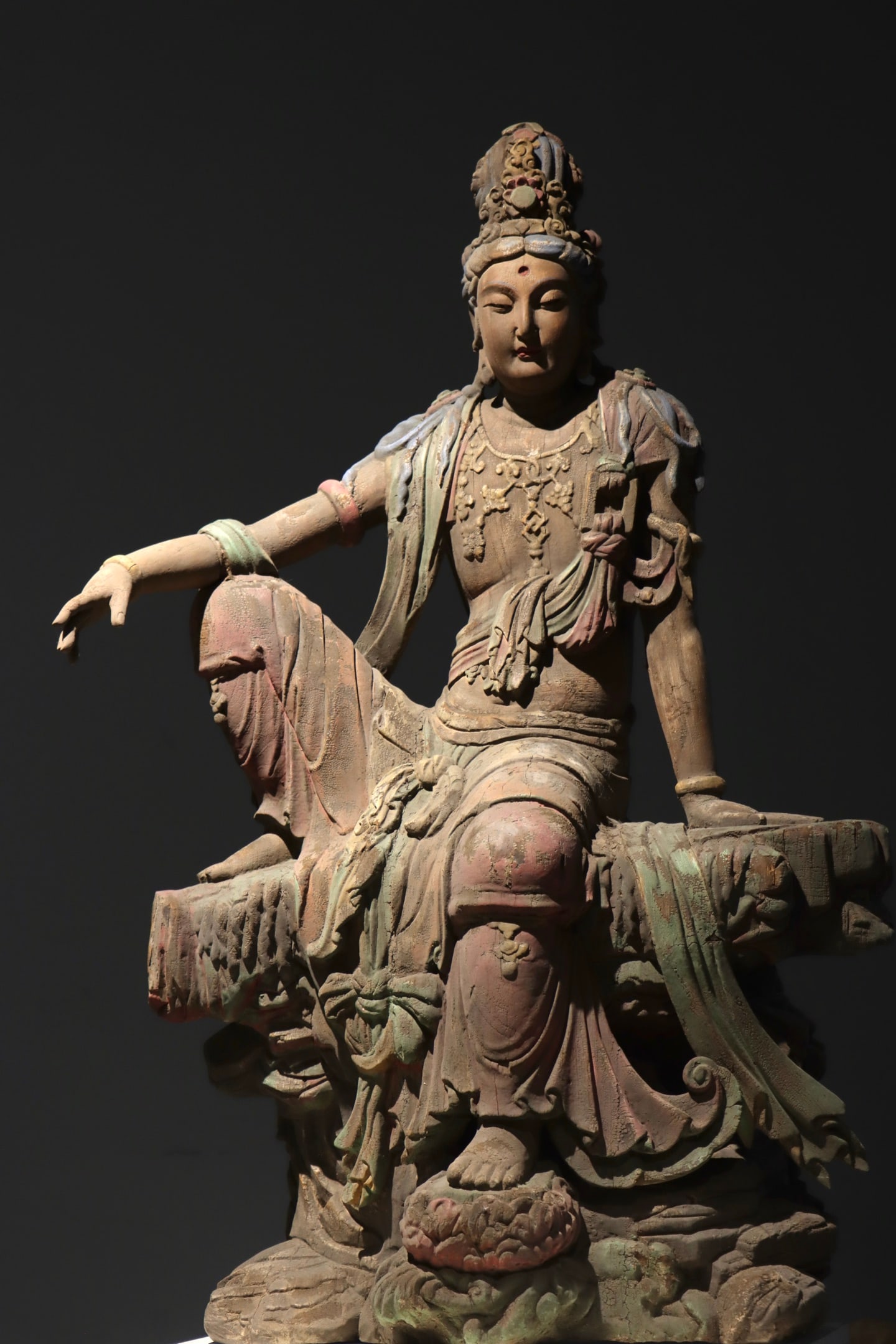 A WOODCARVING OF THE WATER MOON AVALOKITESVARA: A WOODCARVING OF THE WATER MOON AVALOKITESVARA (122 x 75 x 46cm)