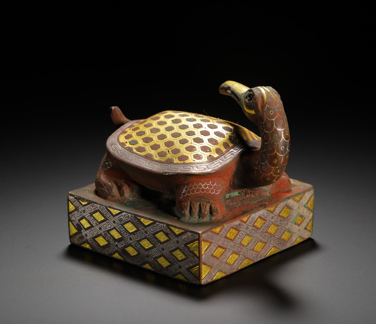 BRONZE SQUARE SEAL WITH INLAID GOLD AND SILVER BIRD HEAD AND TURTLE KNOB: BRONZE SQUARE SEAL WITH INLAID GOLD AND SILVER BIRD HEAD AND TURTLE KNOB (7.5 x 7.5cm,Weight:800g)