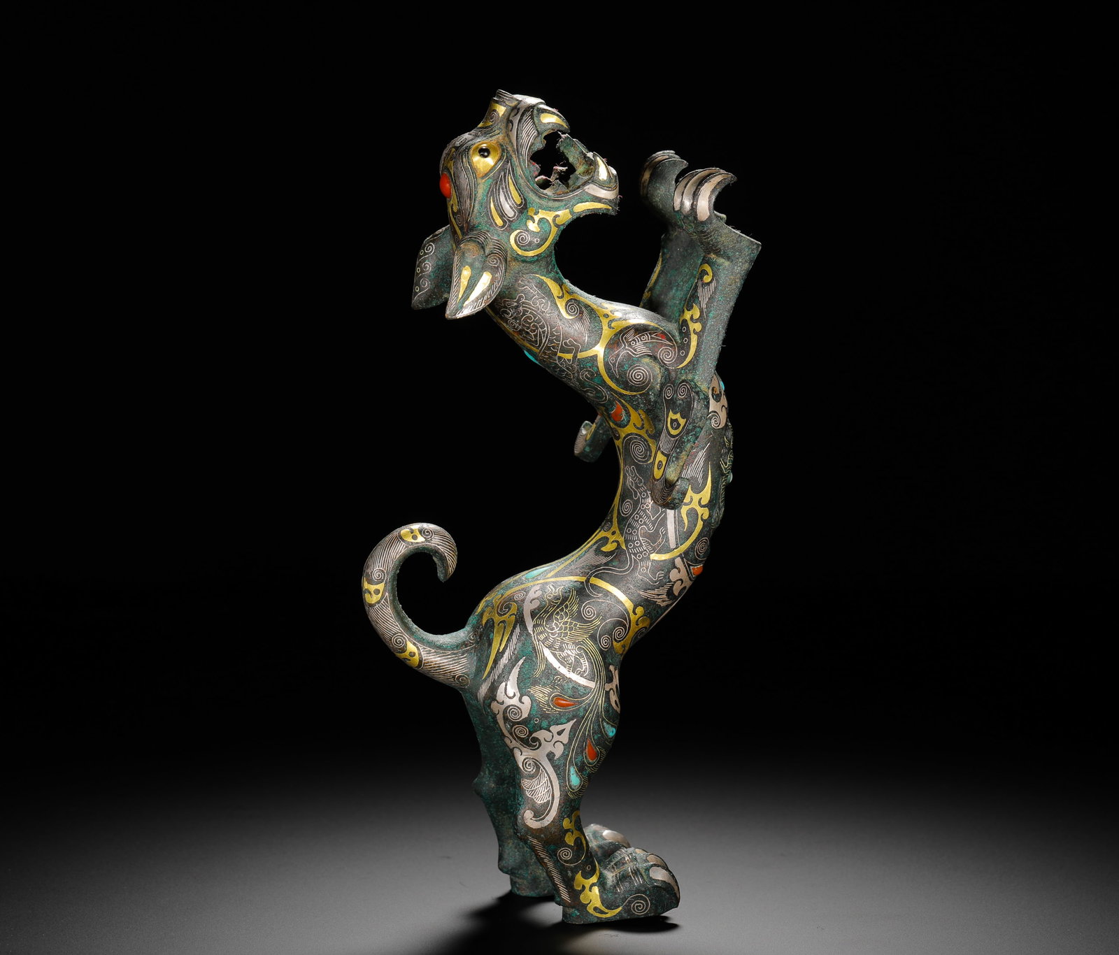 BRONZE BEAST WITH INLAID GOLD AND SILVER INLAID TREASURES STANDING TO WARD OFF EVIL: BRONZE BEAST WITH INLAID GOLD AND SILVER INLAID TREASURES STANDING TO WARD OFF EVIL (22 x 9.5cm,Weight:1250g)