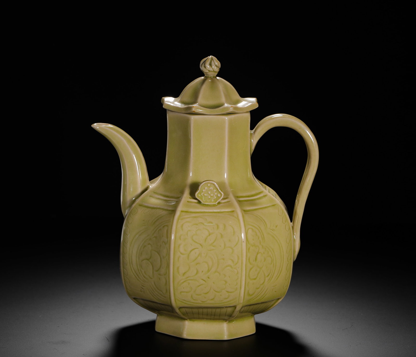 YUE KILN CELADON ENGRAVED OCTAGONAL EWER: YUE KILN CELADON ENGRAVED OCTAGONAL EWER (22 x 18cm,Weight:860g)