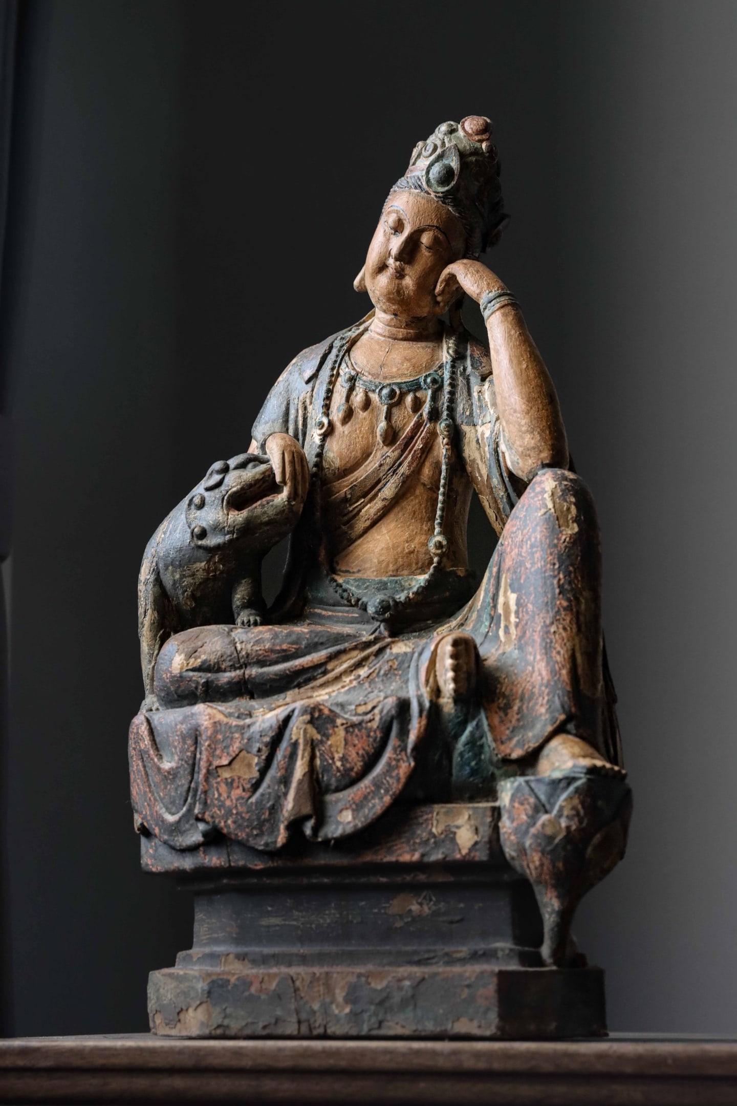 A WOODCARVING OF A STATUE OF THE BODHISATTVA GUANYIN: A WOODCARVING OF A STATUE OF THE BODHISATTVA GUANYIN (46 x 25 x 17cm)