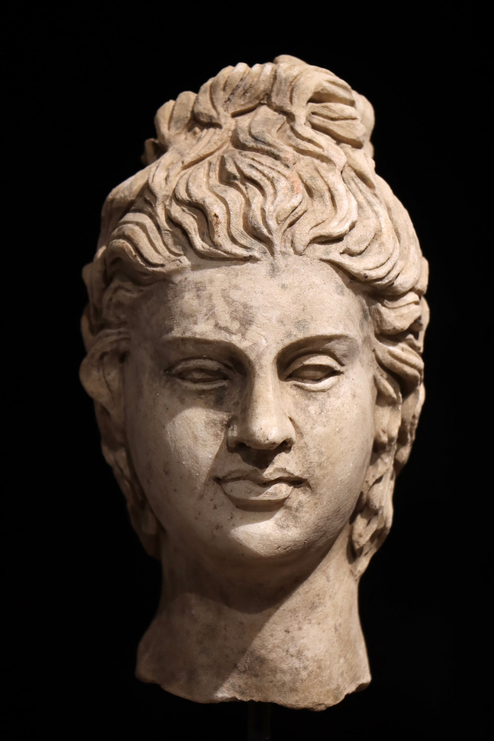 A 3-CENTURY ANCIENT GREEK STONE-CARVED HEAD: A 3-CENTURY ANCIENT GREEK STONE-CARVED HEAD (35cm)