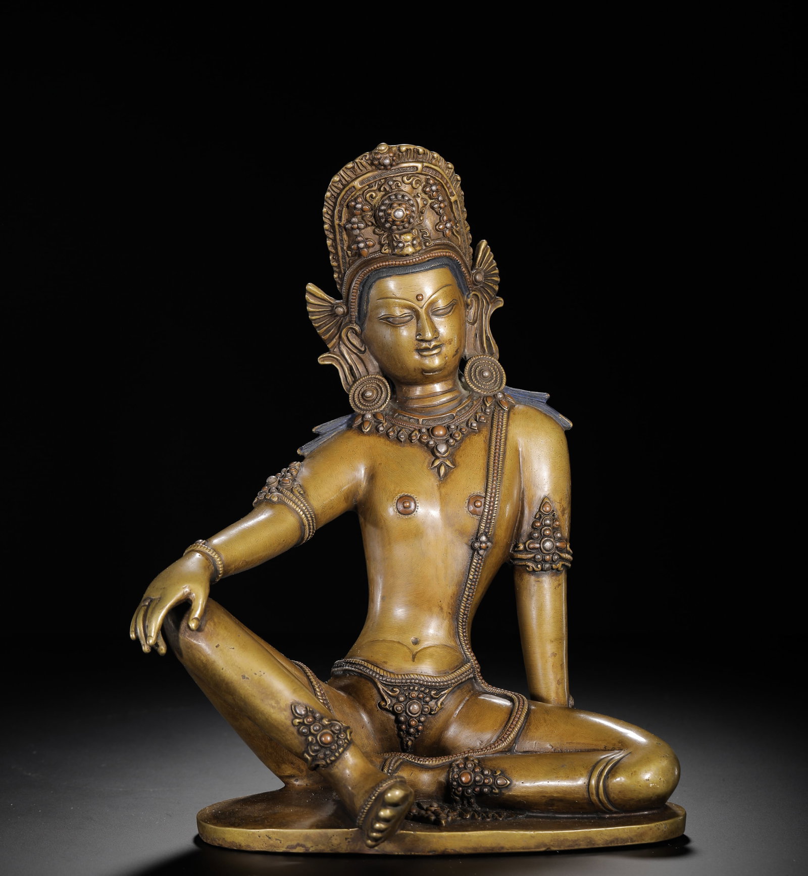 18TH-CENTURY BRONZE SEATED STATUE OF GUANYIN IN FREEDOM: 18TH-CENTURY BRONZE SEATED STATUE OF GUANYIN IN FREEDOM (27 x 22cm,Weight:3020g)