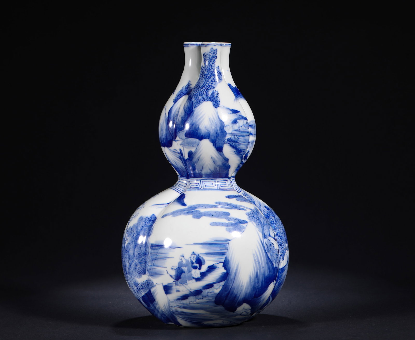 BLUE AND WHITE GOURD VASE: BLUE AND WHITE GOURD VASE (24 x 14cm)