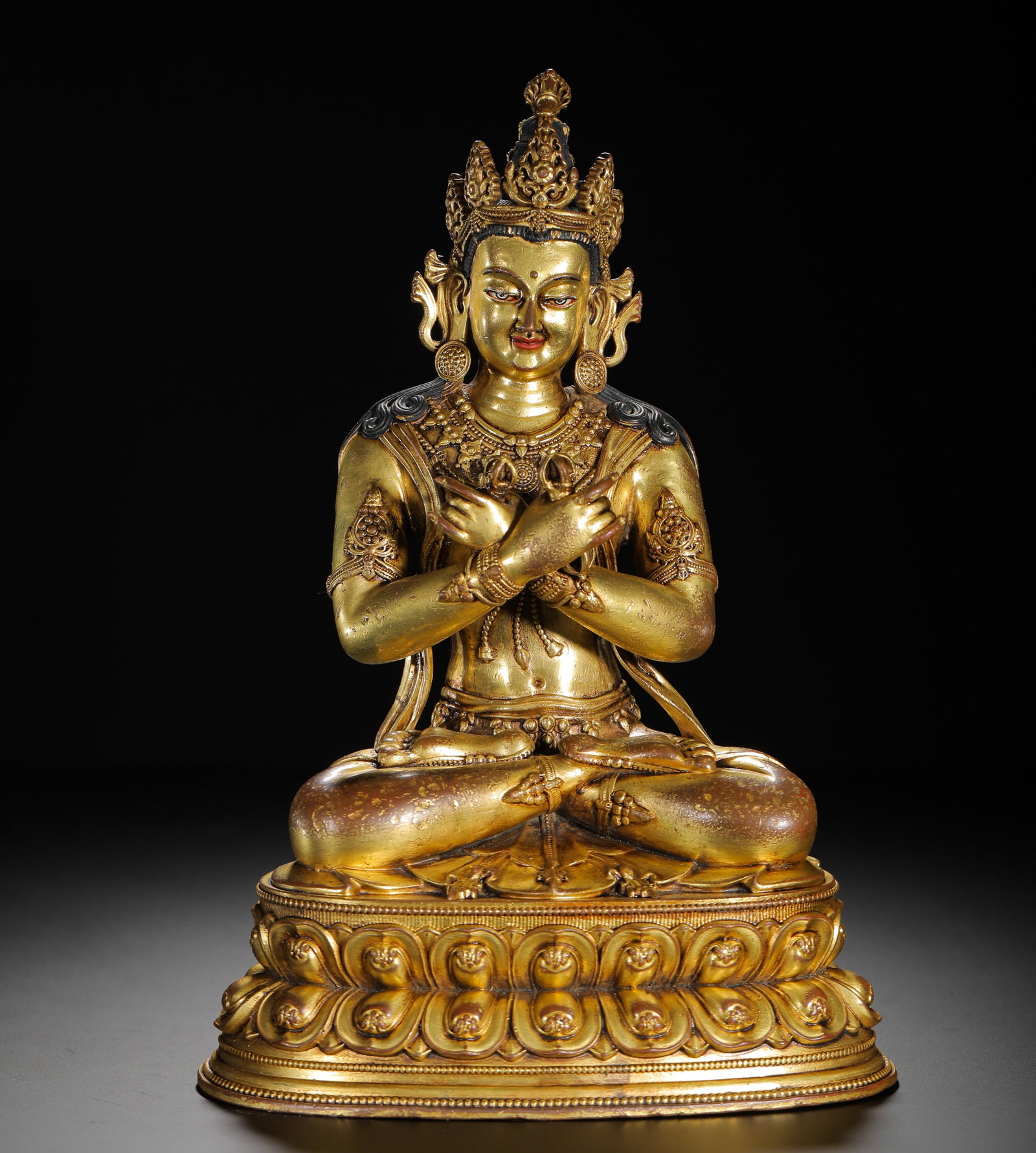 BRONZE GILDED VAJRA MASTER SEATED FIGURE: BRONZE GILDED VAJRA MASTER SEATED FIGURE (25 x 17cm,Weight:2700g)